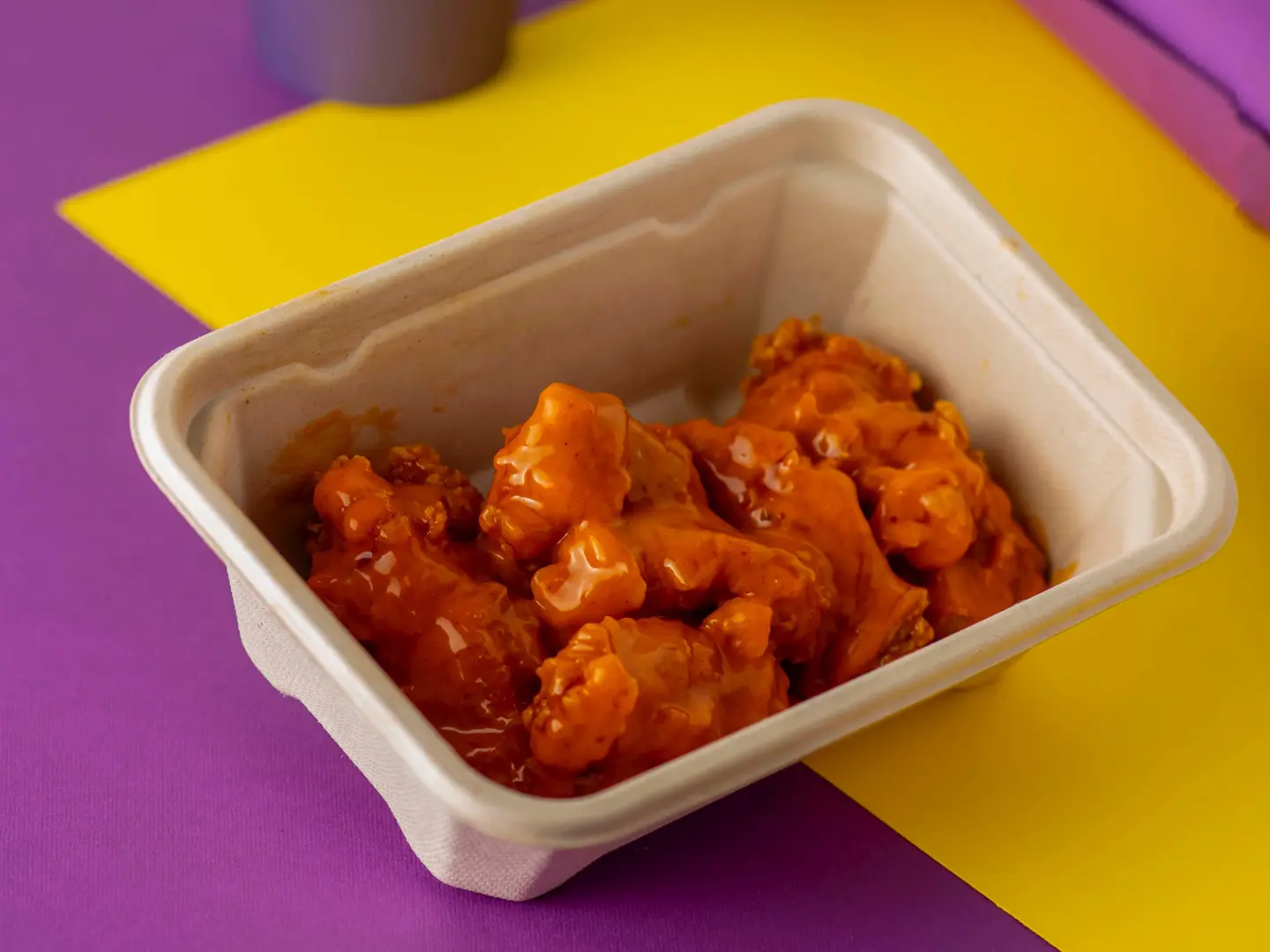 ‎اجنحة دجاج ميبل سيراتشا