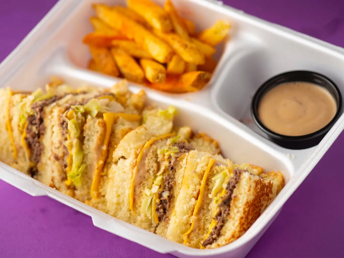 الكلوب ساندوتش لحم