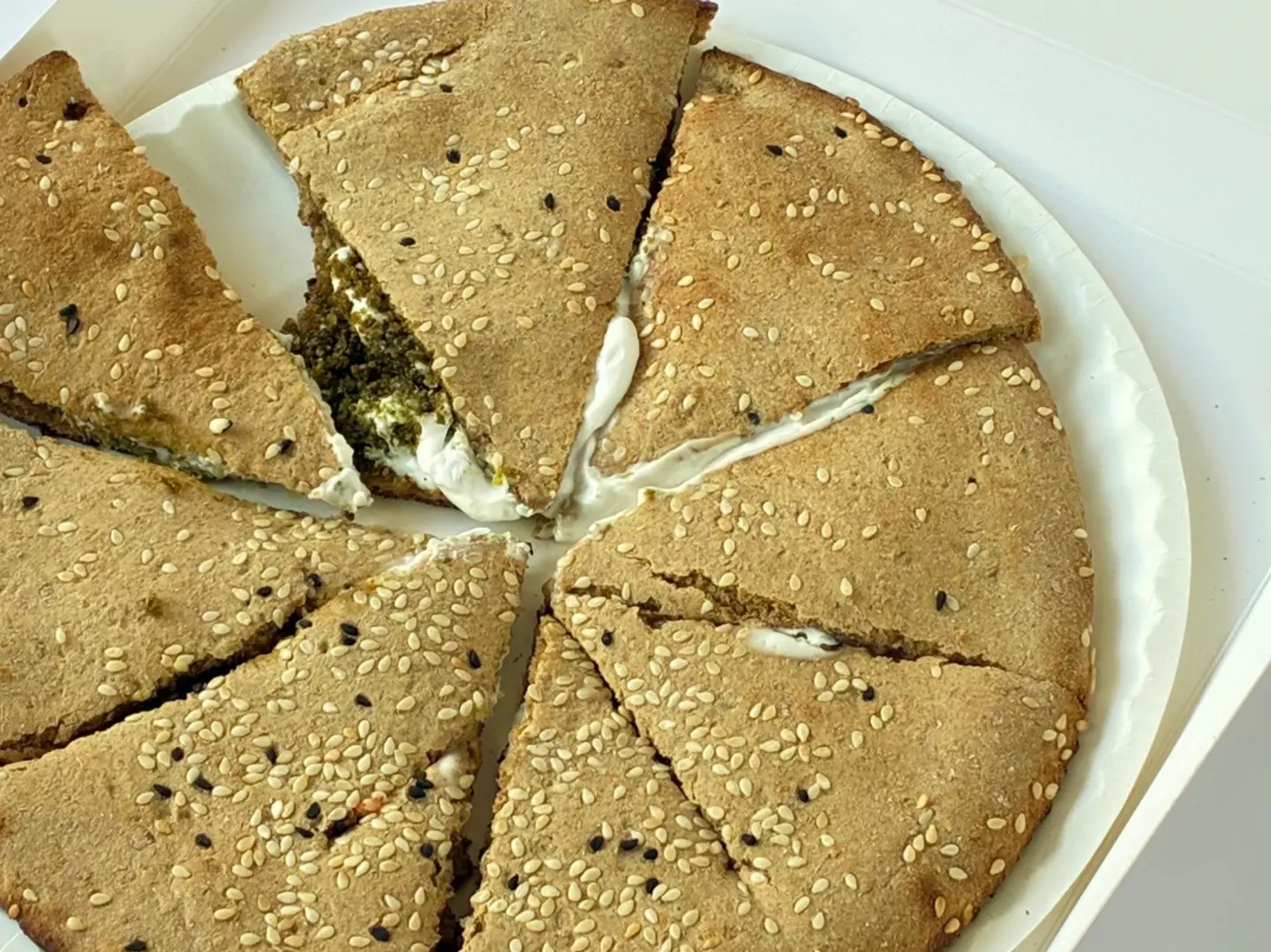 بيتزا اللبنة بالزعتر