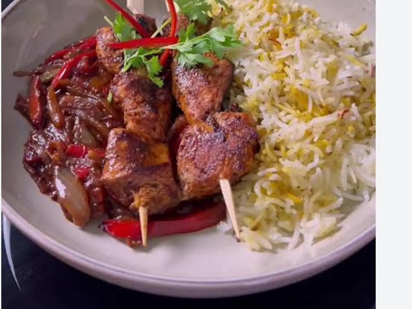 Meat Awsal 2 Sticks With Rice And Tomato, Onion And Smoked Green Chilli - Spicy