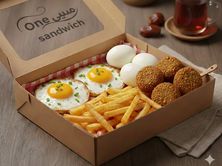 وجبه فطار الفلافل والبيض والجبنه