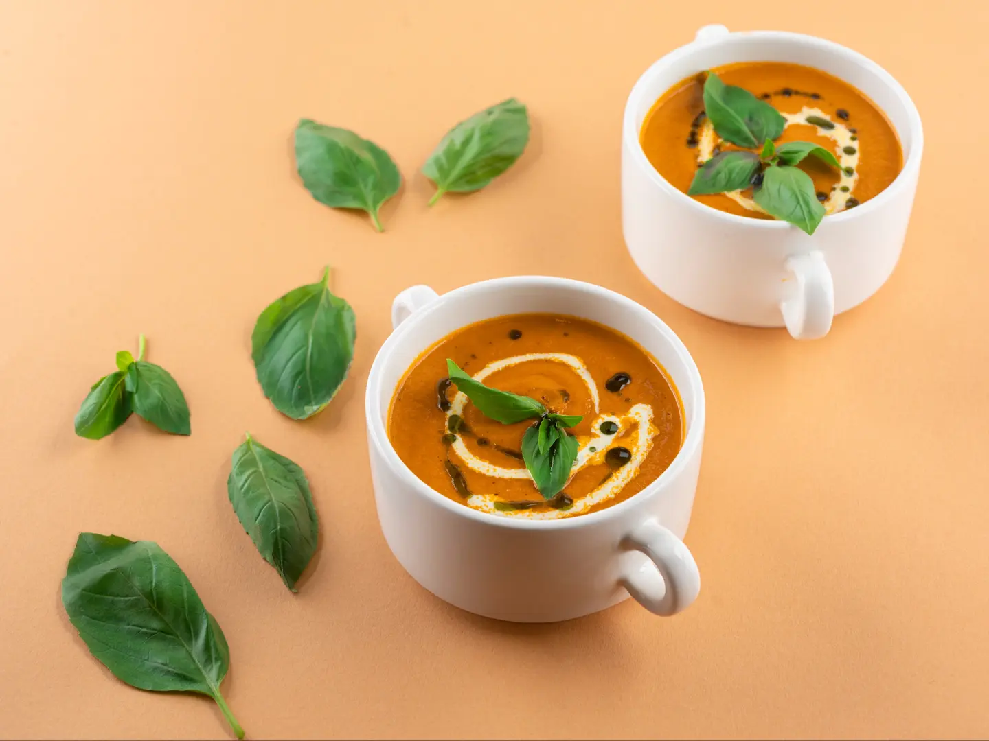 شوربة طماطم بالريحان