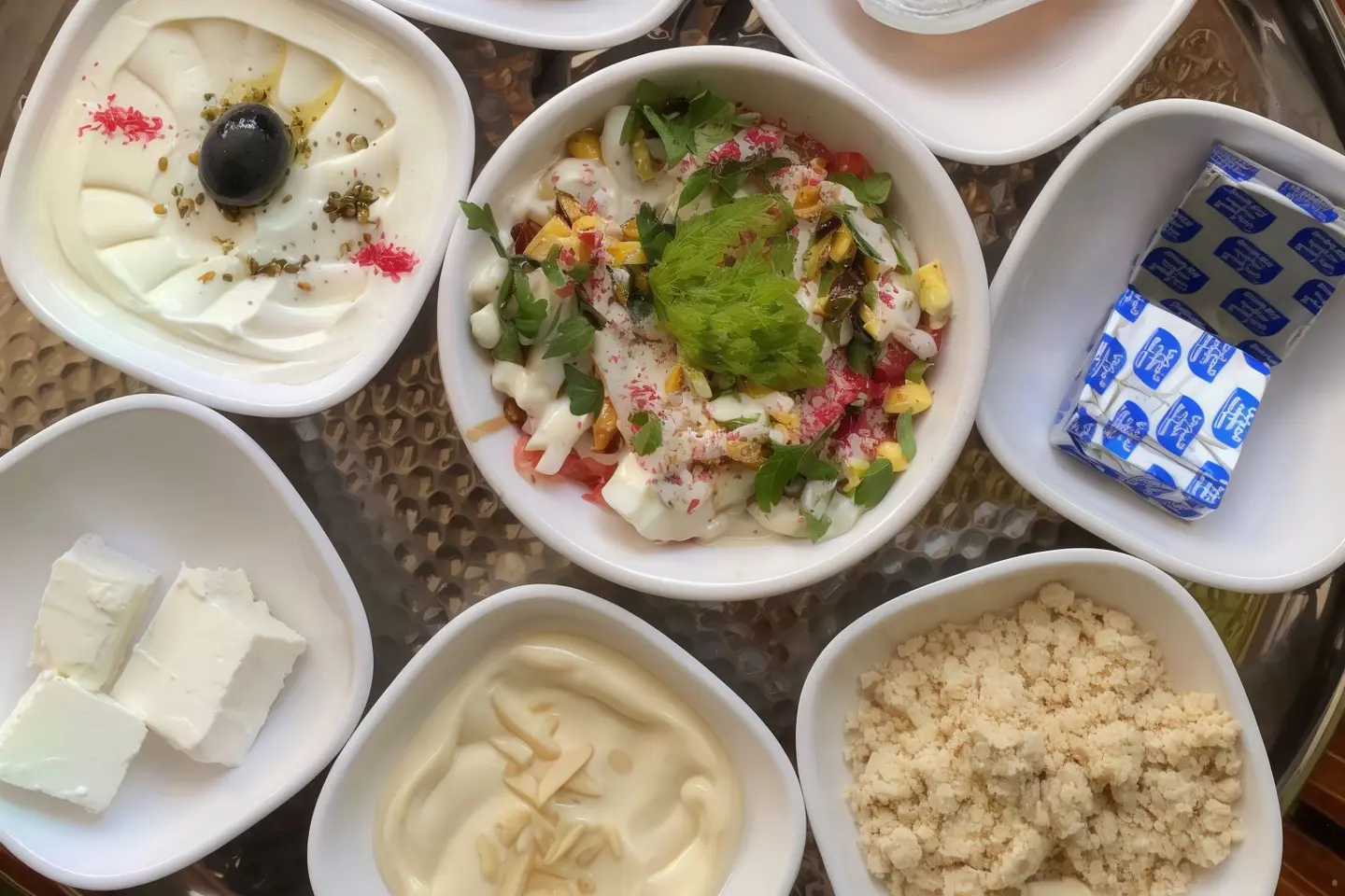 حلا طحينية مع الجبن المالح والزيتون