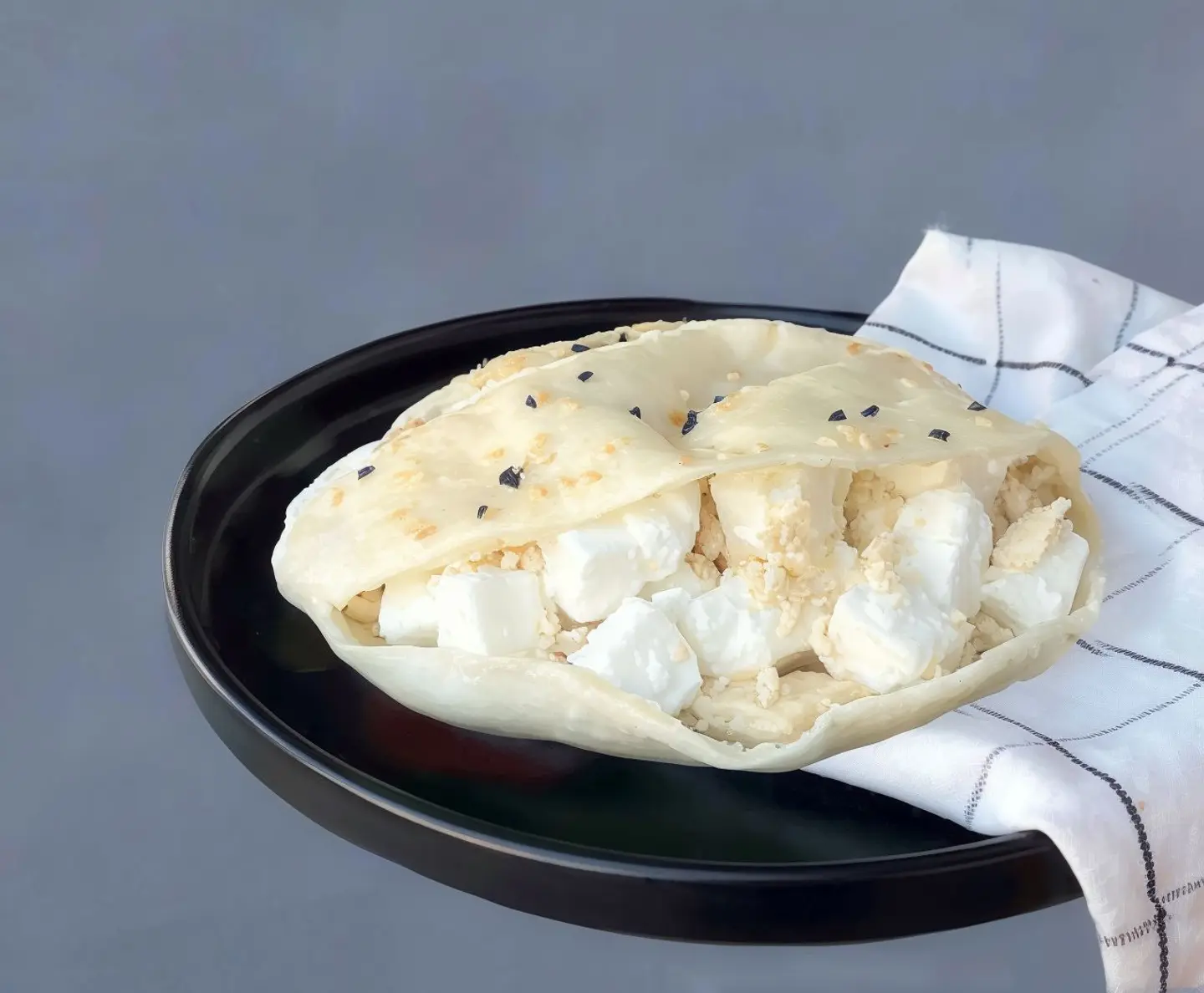 حلاوة الطحينية بجبنة الفيتا