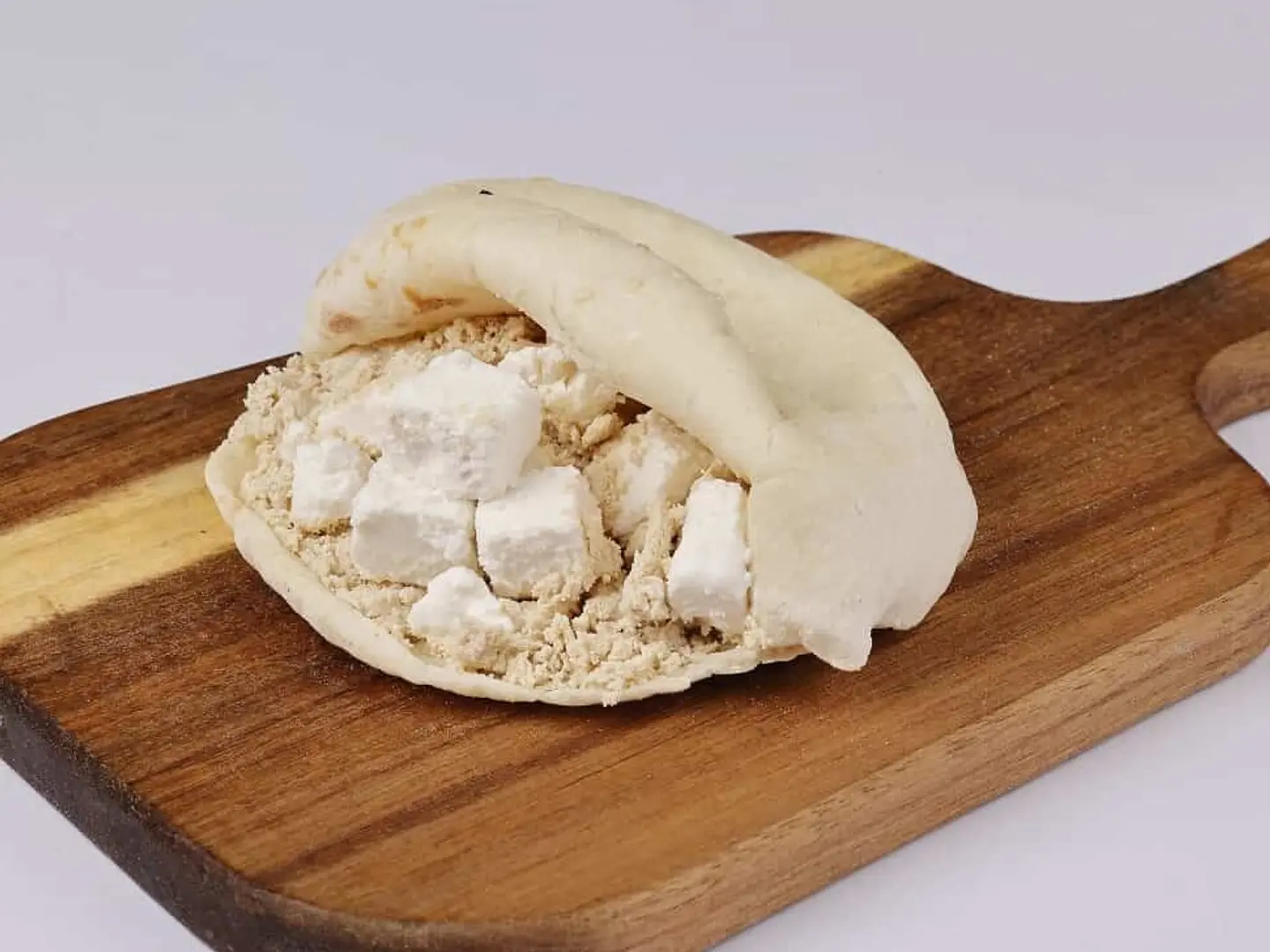 حلاوة الطحينية بجبنة الفيتا