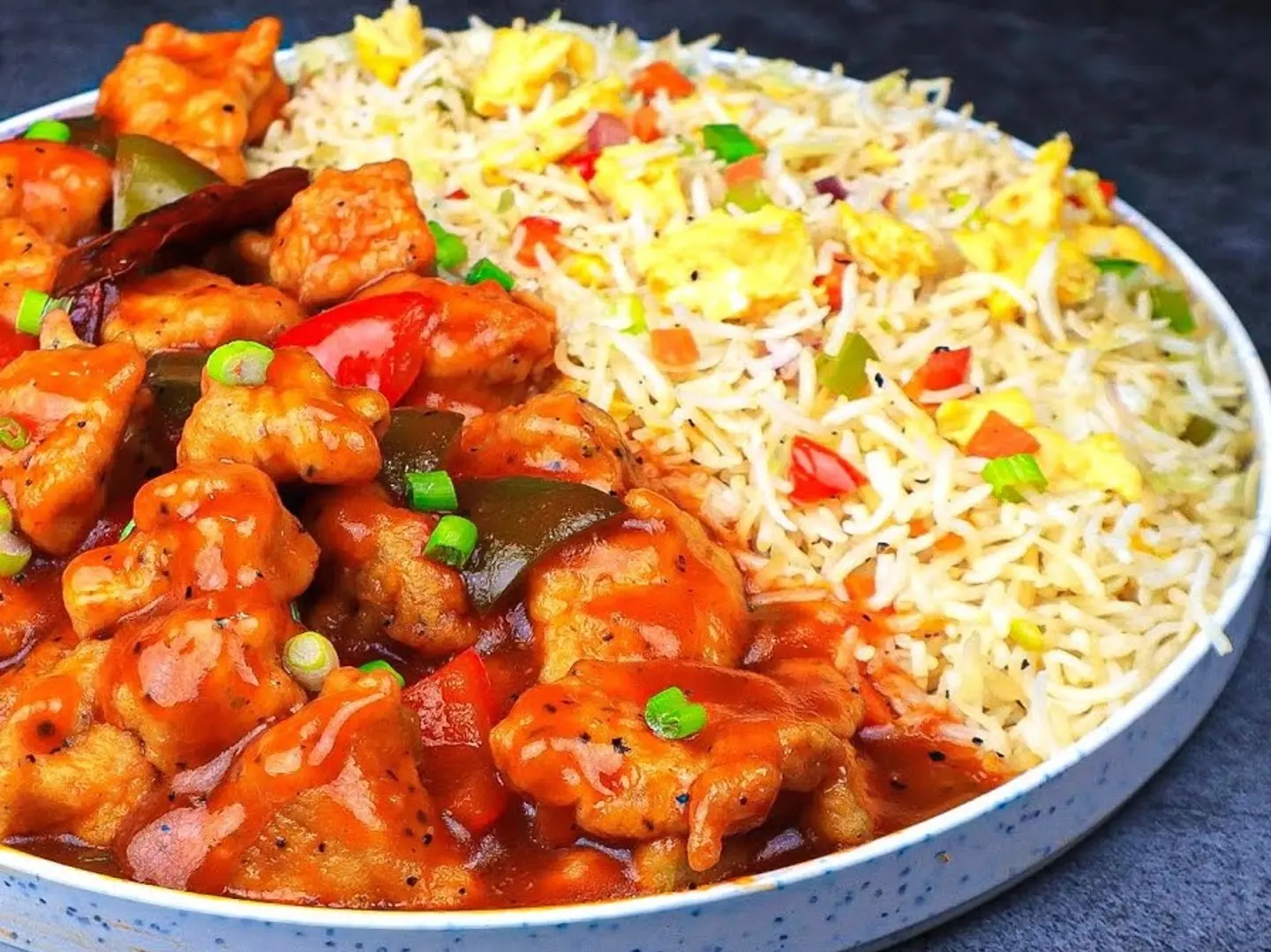 دجاج منشوريان مع الأرز المقلي