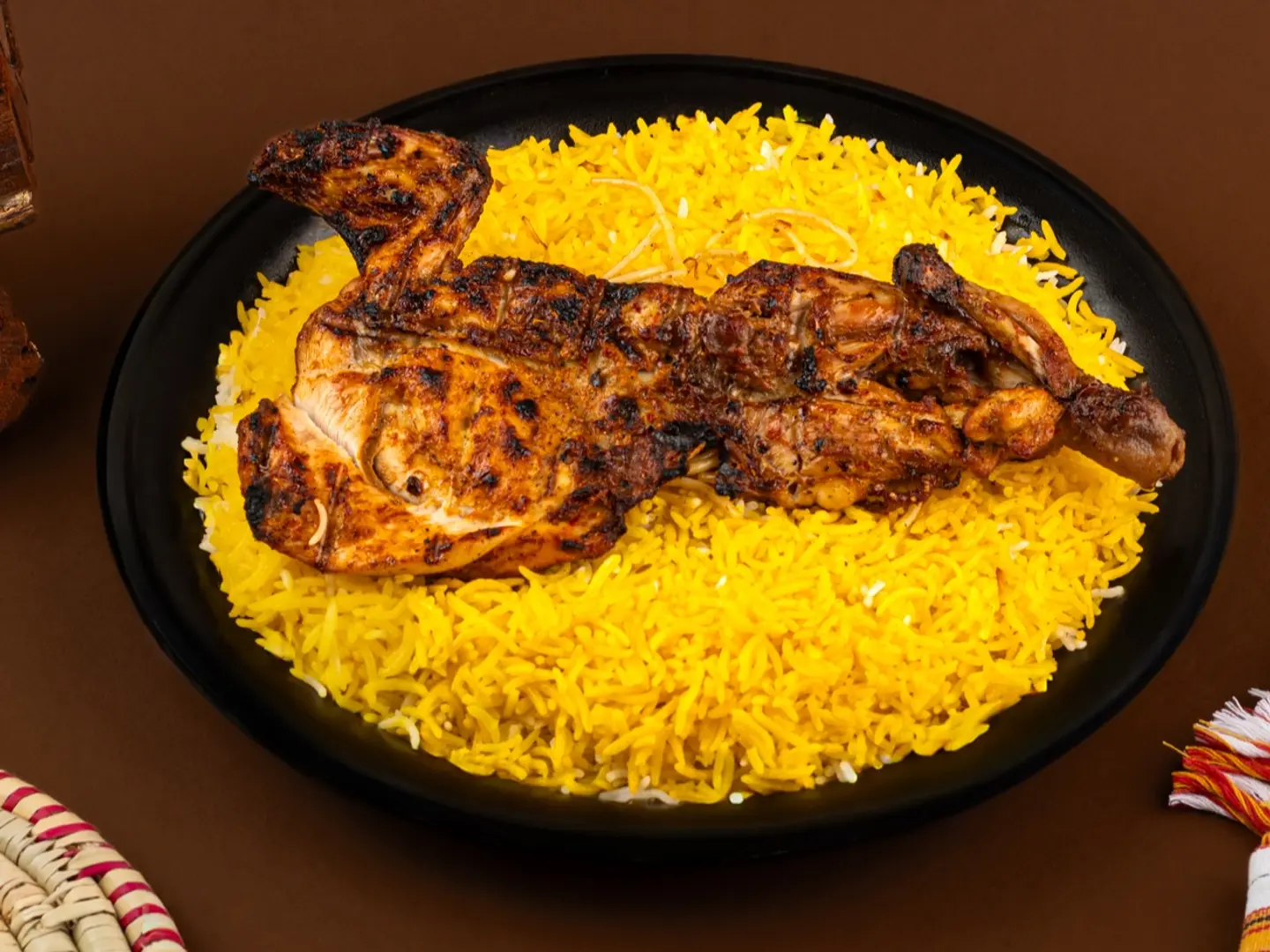 نصف دجاج فحم ارز مندي مثلوثة