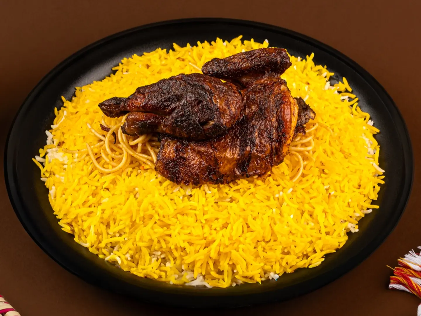 نصف دجاج شواية ارز مندي مثلوثة