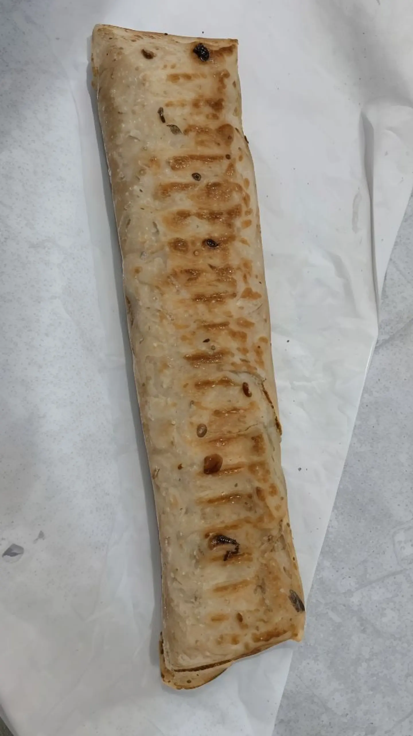 نقانق مع بيض خبز صاج كبير