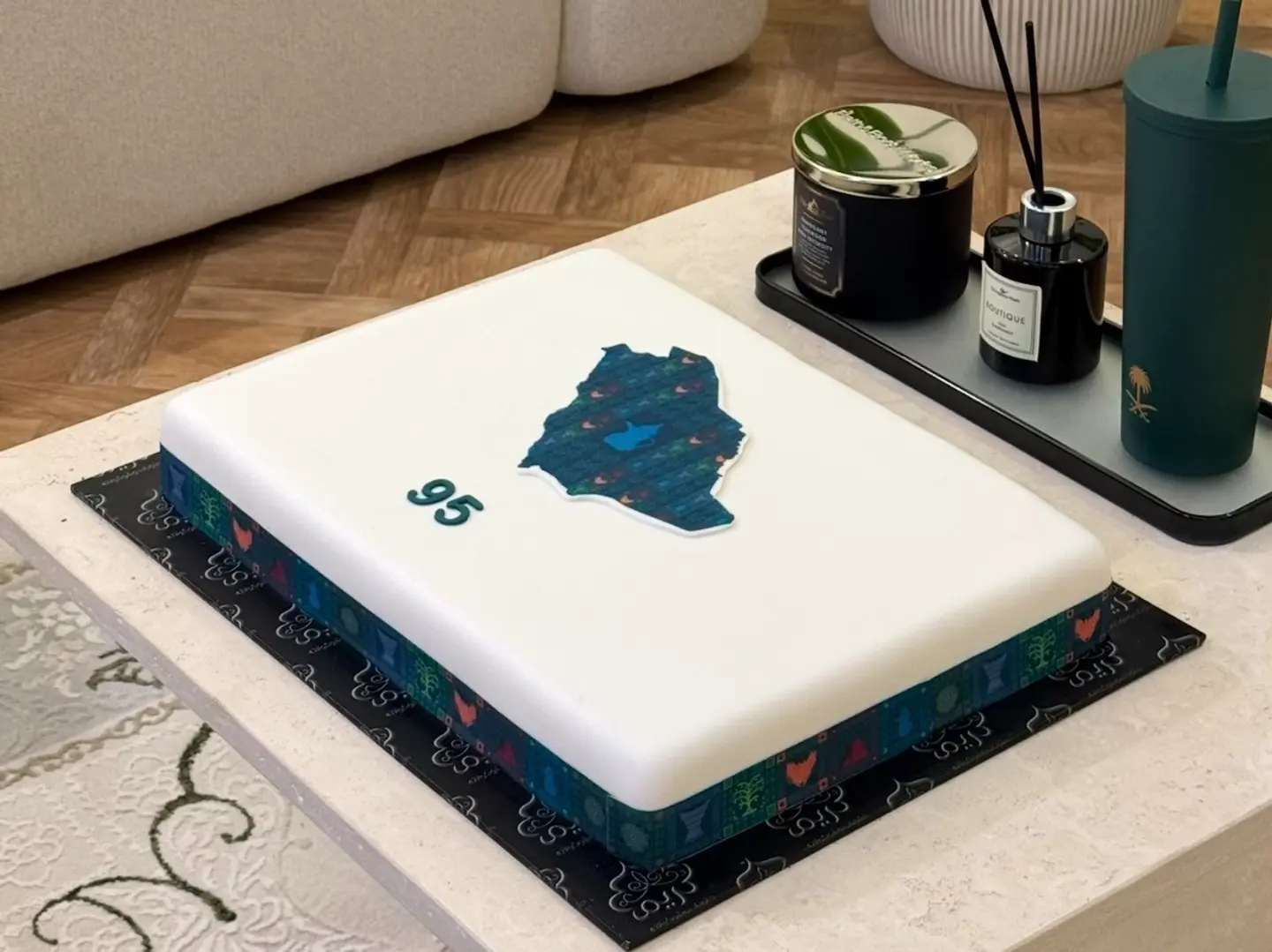كيكة اليوم الوطني 95 مستطيل ابيض