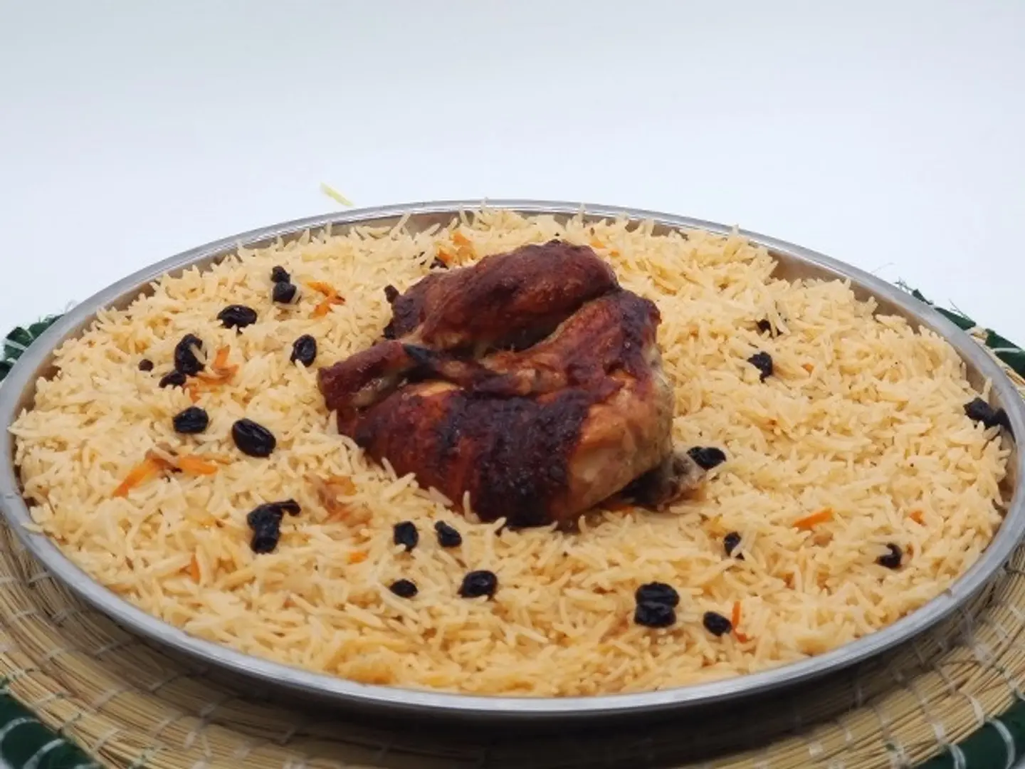 شواية ربع دجاجة مع أرز وتمر وماء لبن