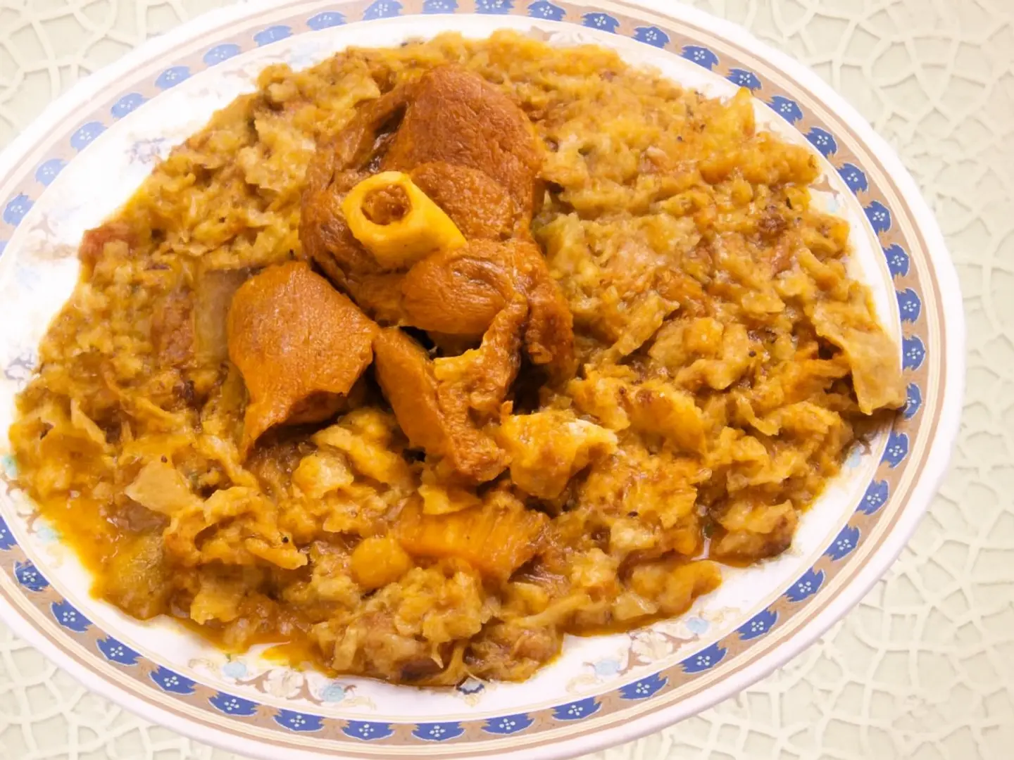 فتة بالمرق مع اللحم