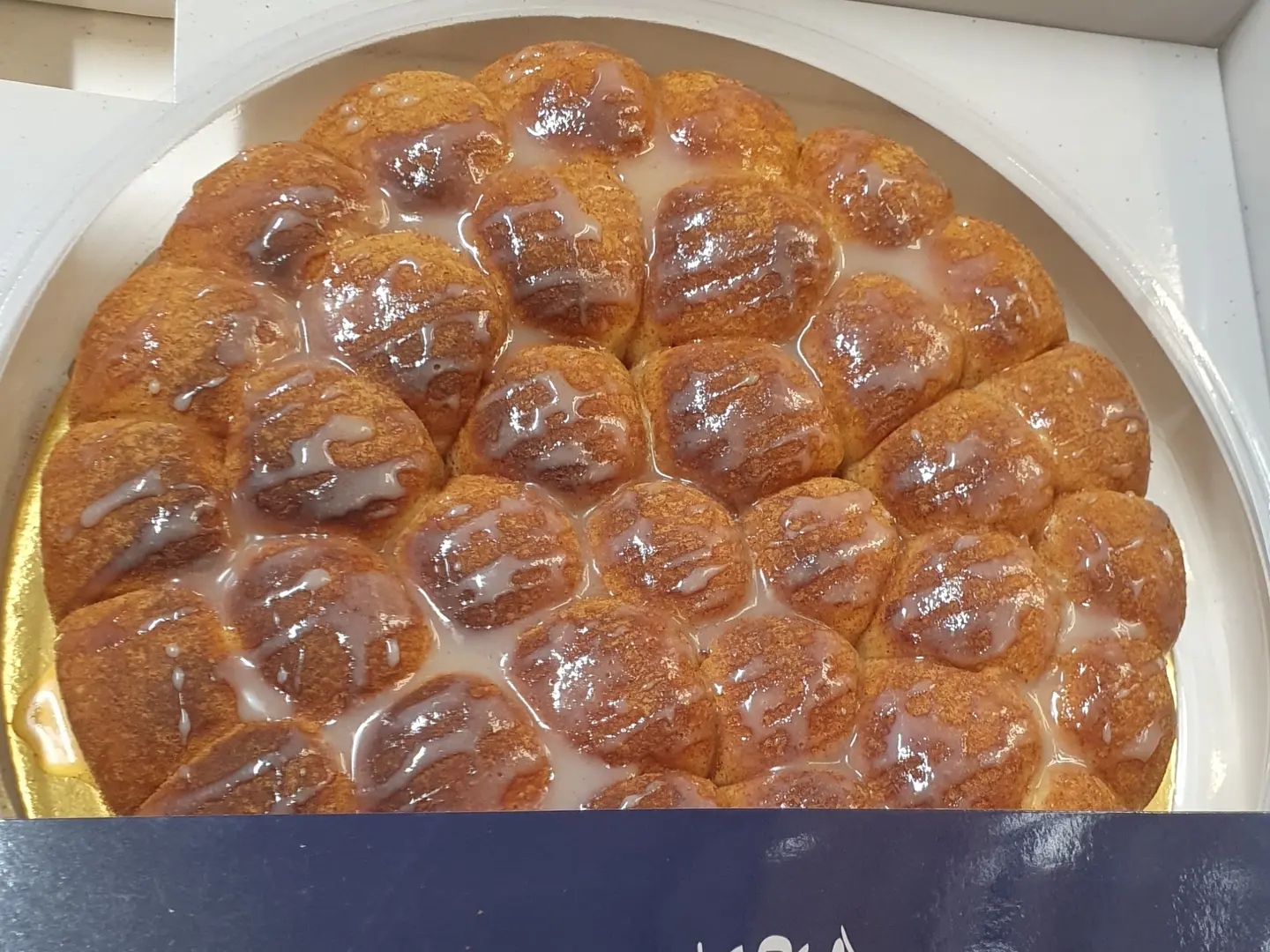 Cinnamon Roll With Cinnamon Sauce