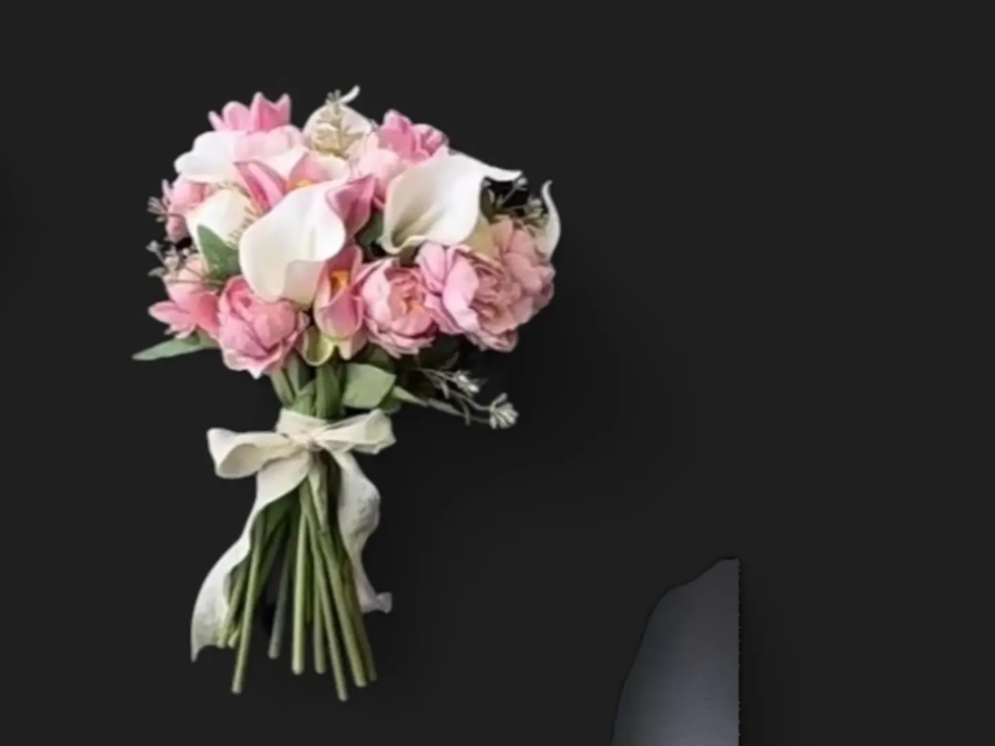 اغصان اليونياذات اللون الوردي مع اغصان الكالاالاف وايت