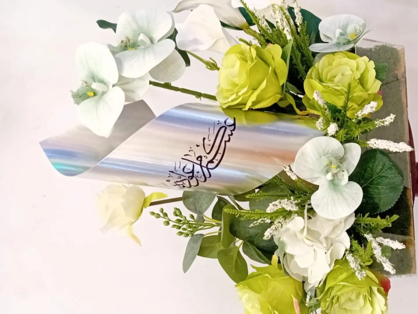 بوكس كليرك عشبي منسق اغصان الاوركيد حيات الجوري التفاحي مع الافندرالابيض