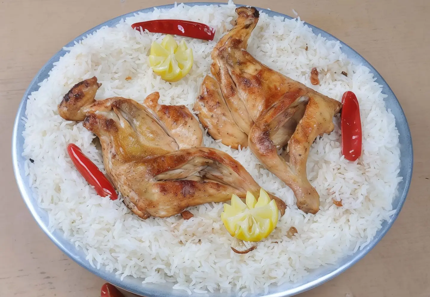 دجاج على الفحم مع رز - حبة دجاج كاملة