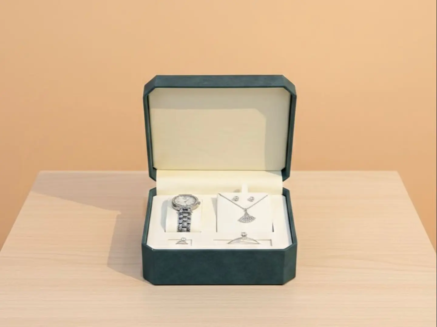 طقم اكسسوار مميز بعلبة مخملية