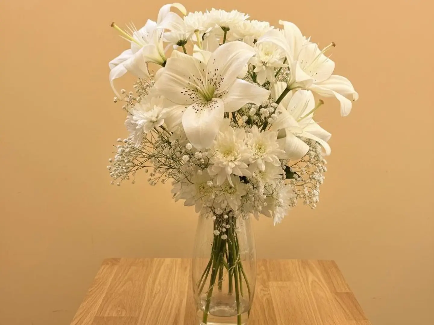 فازة الورود البيضاء