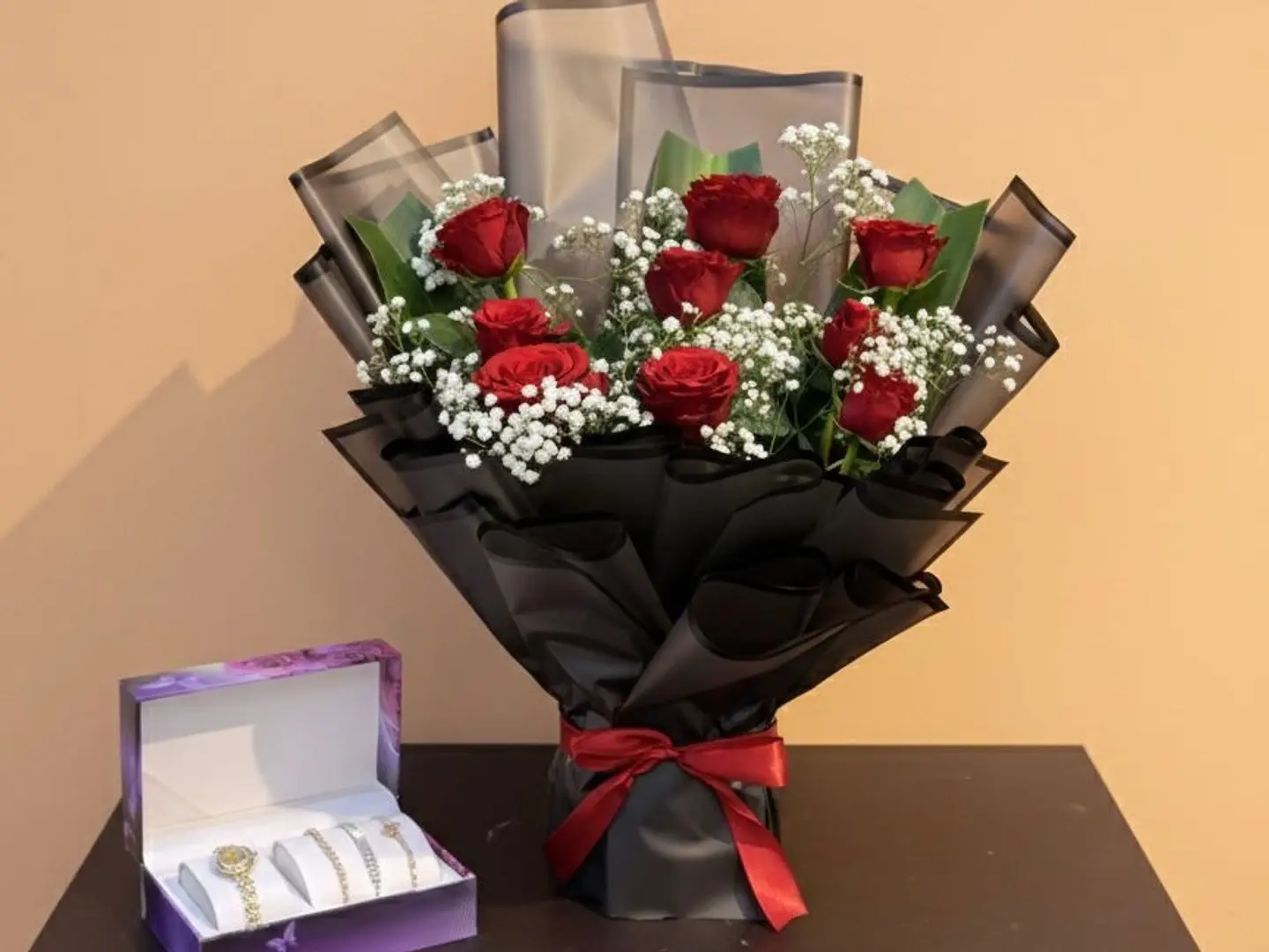 بوكيه ورد وطقم ساعه