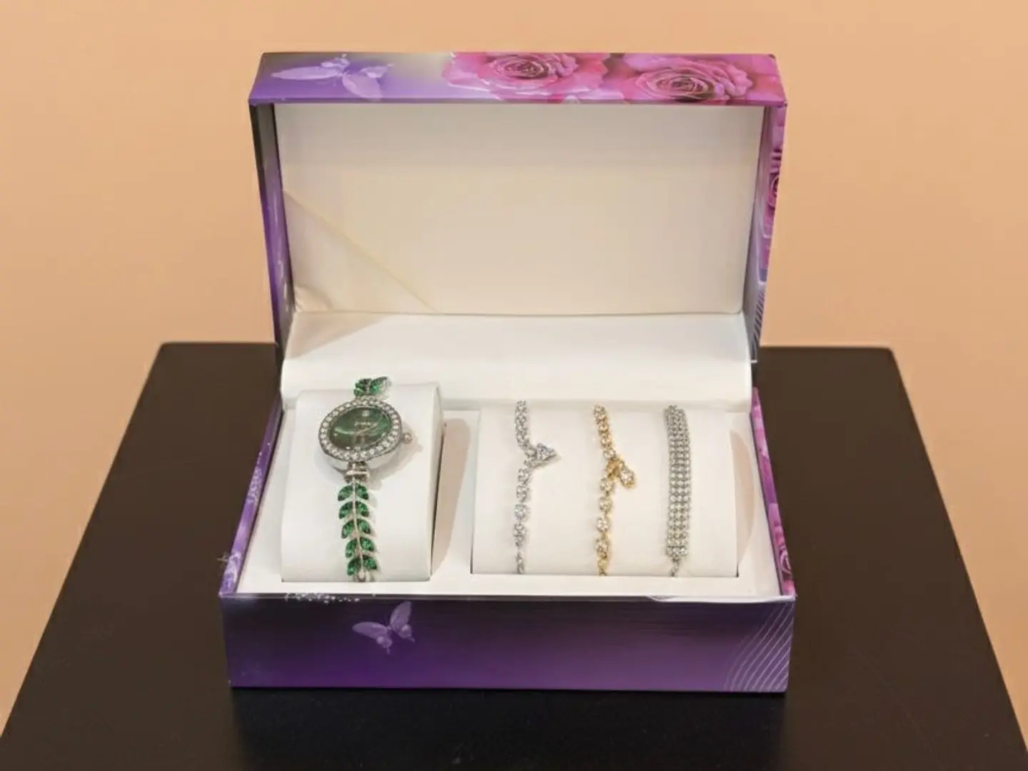 هدية ساعه واسوار راقية