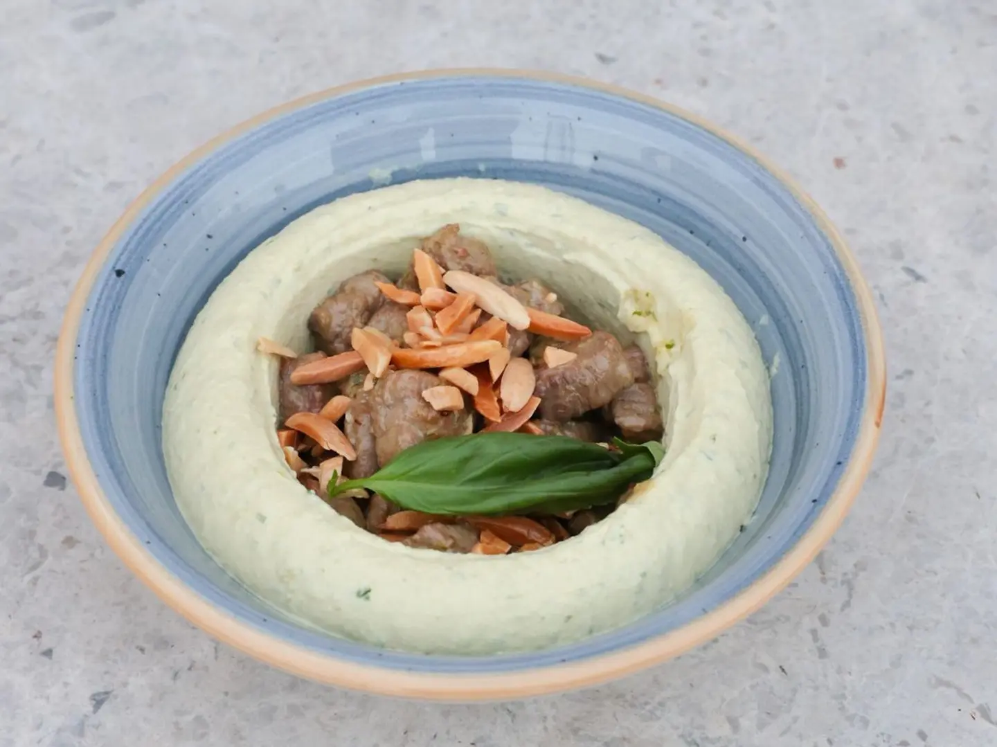 حمص لحم مع صلصة الريحان