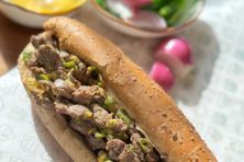 ساندوتش فيلي ستيك بالجبنة