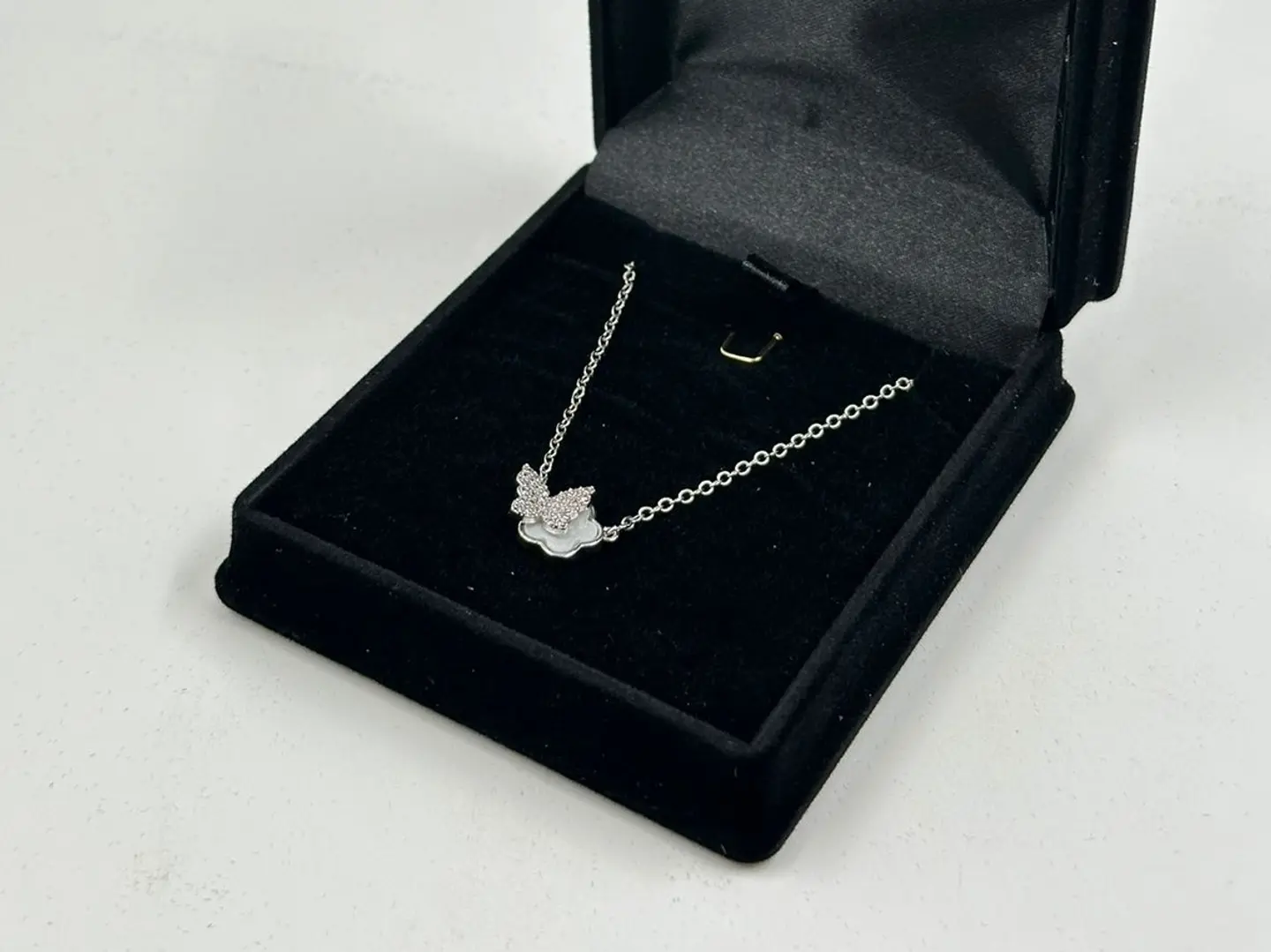 سلسال فراشة سلفر وابيض