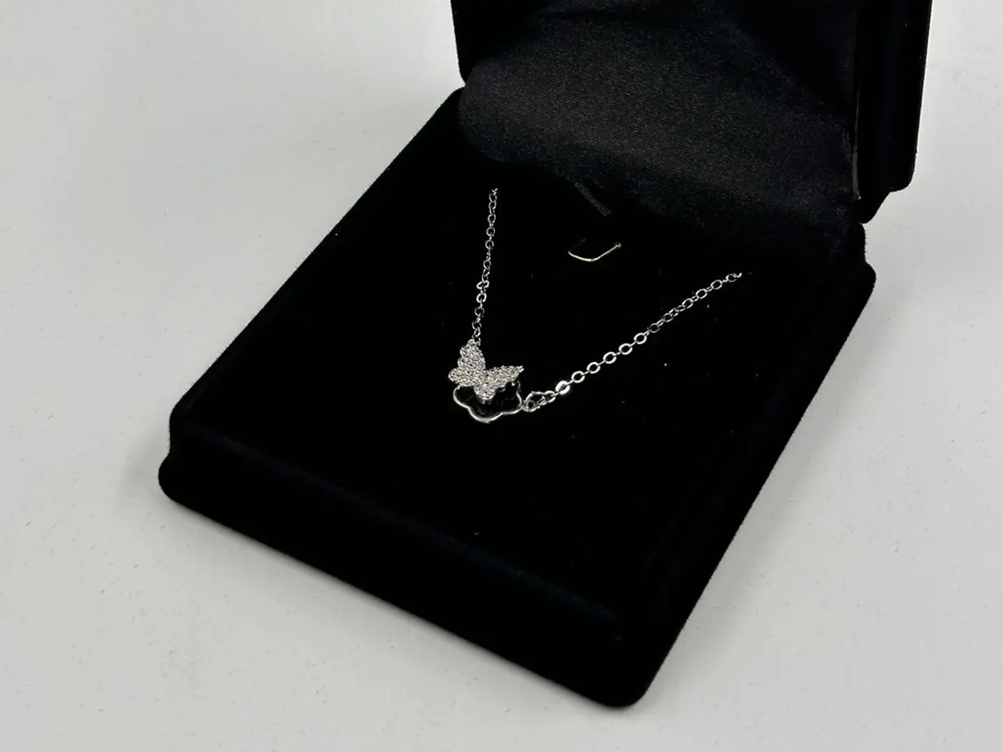 سلسال فراشة سلفر واسود