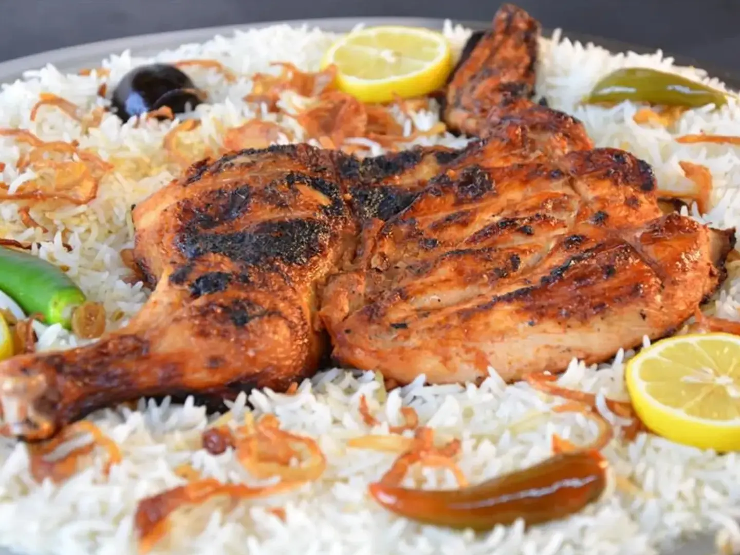 نصف دجاجة مشوي على الفحم مع الرز