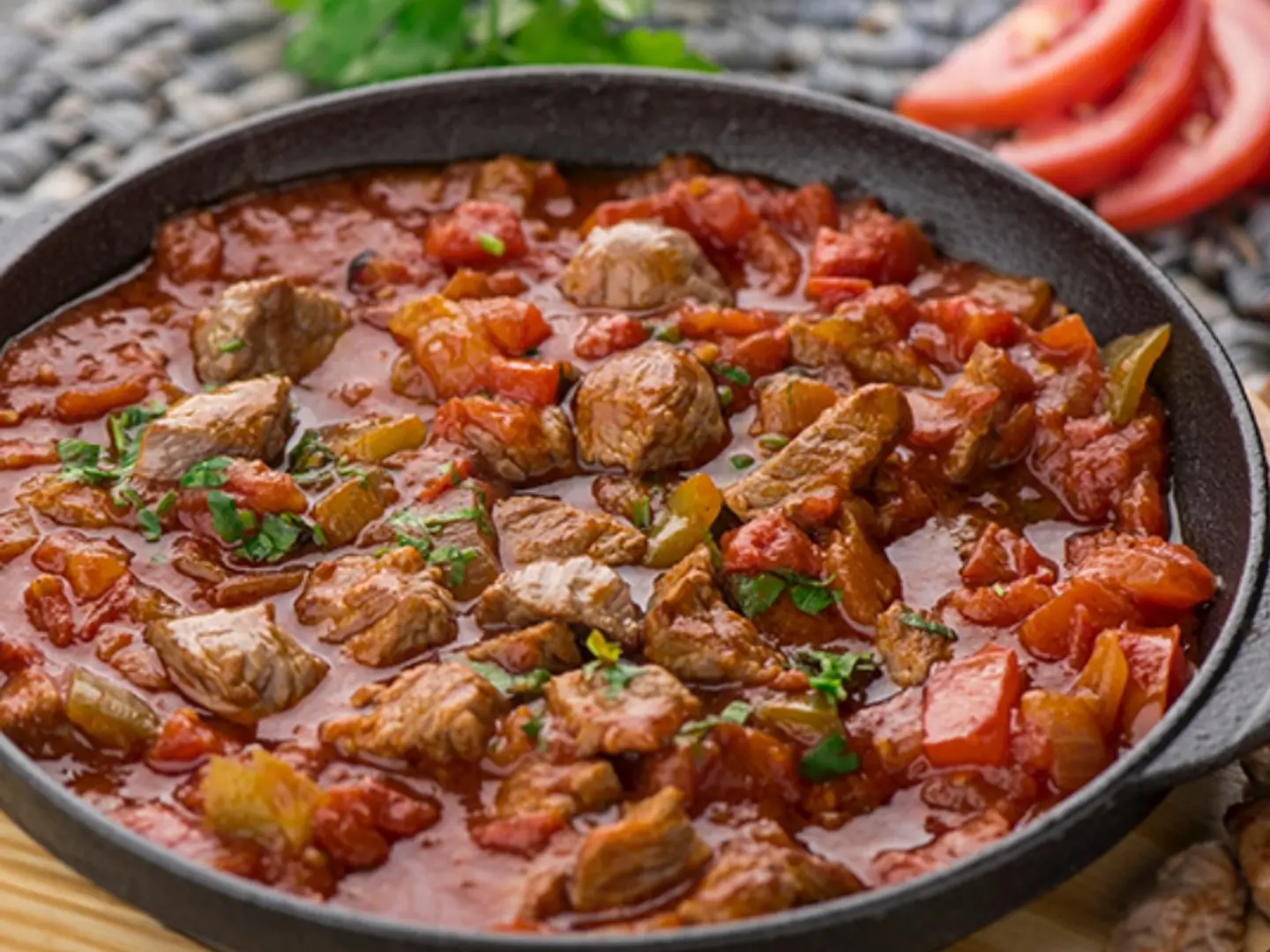 لحم بالطماطم