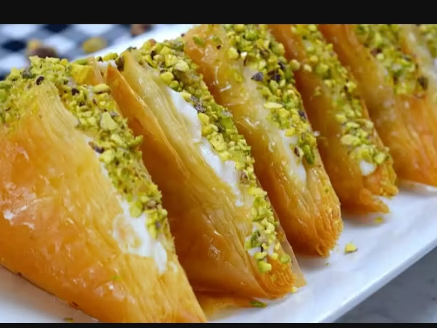 بقلاوة وربات بالقشطة - ربع كيلو