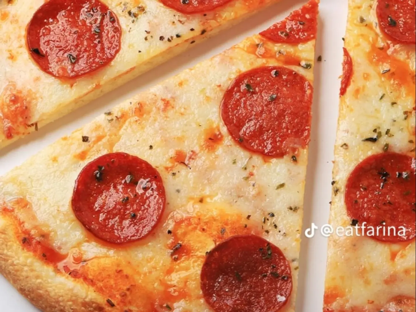 بيتزا وسط ببروني