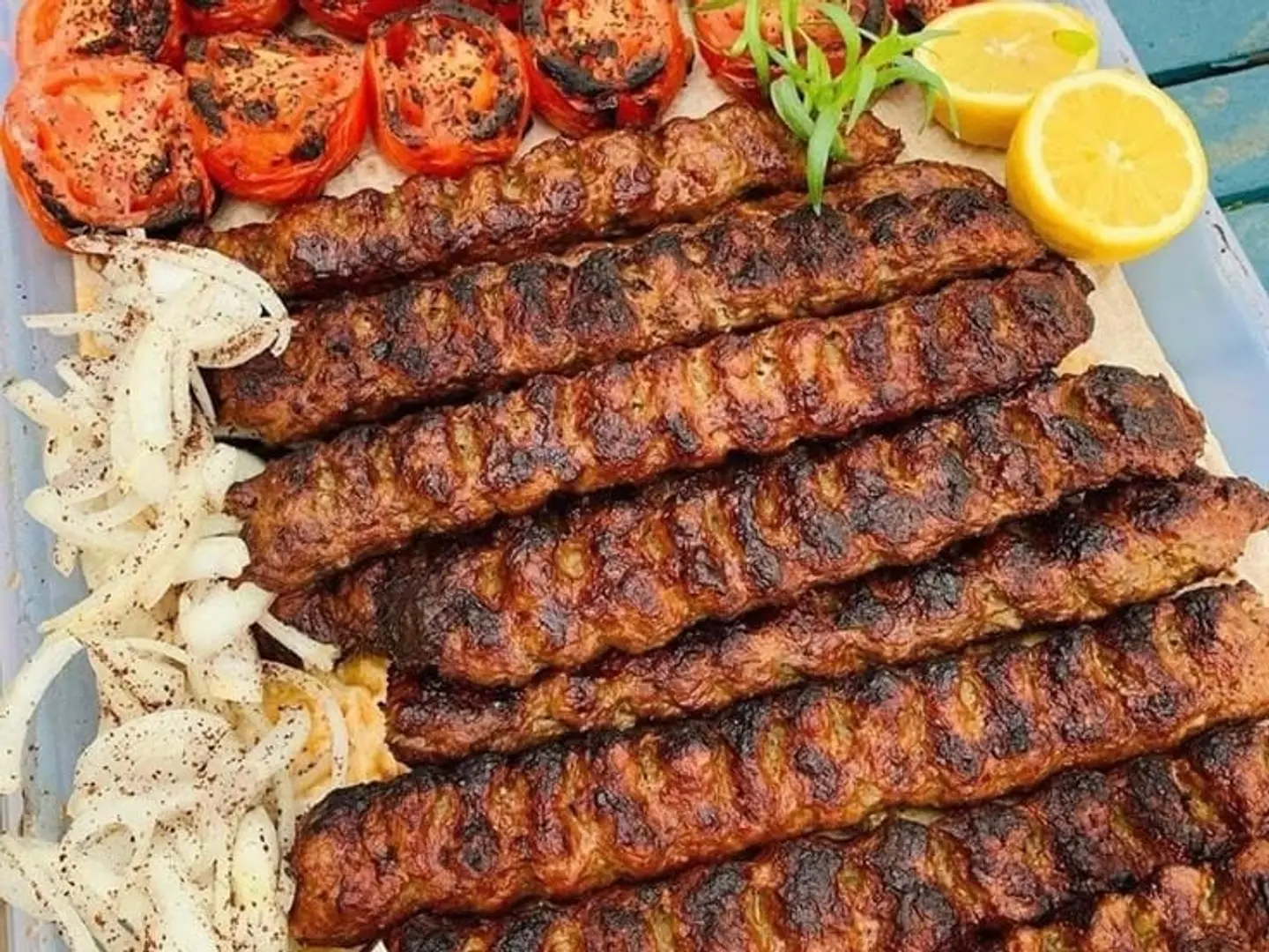 نص كيلو كباب لحم مع رز وبطاطس 8 سيخ