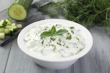 سلطة خيار  مع لبن