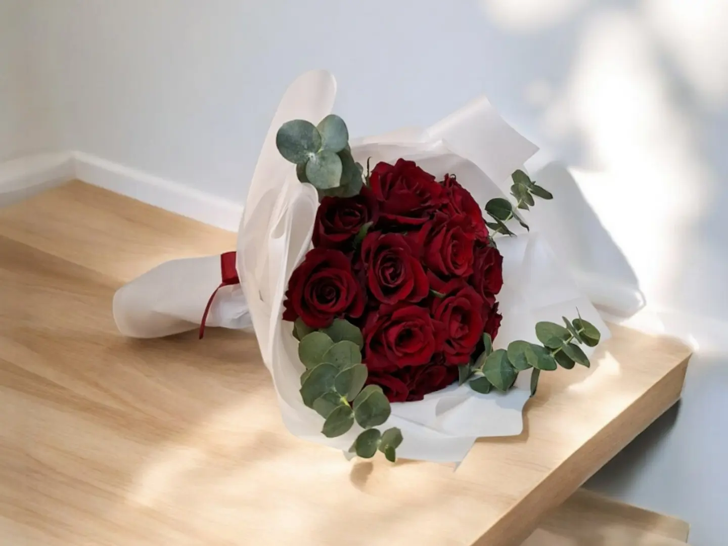 باقة الورد الأحمر مع الايكلوبتس