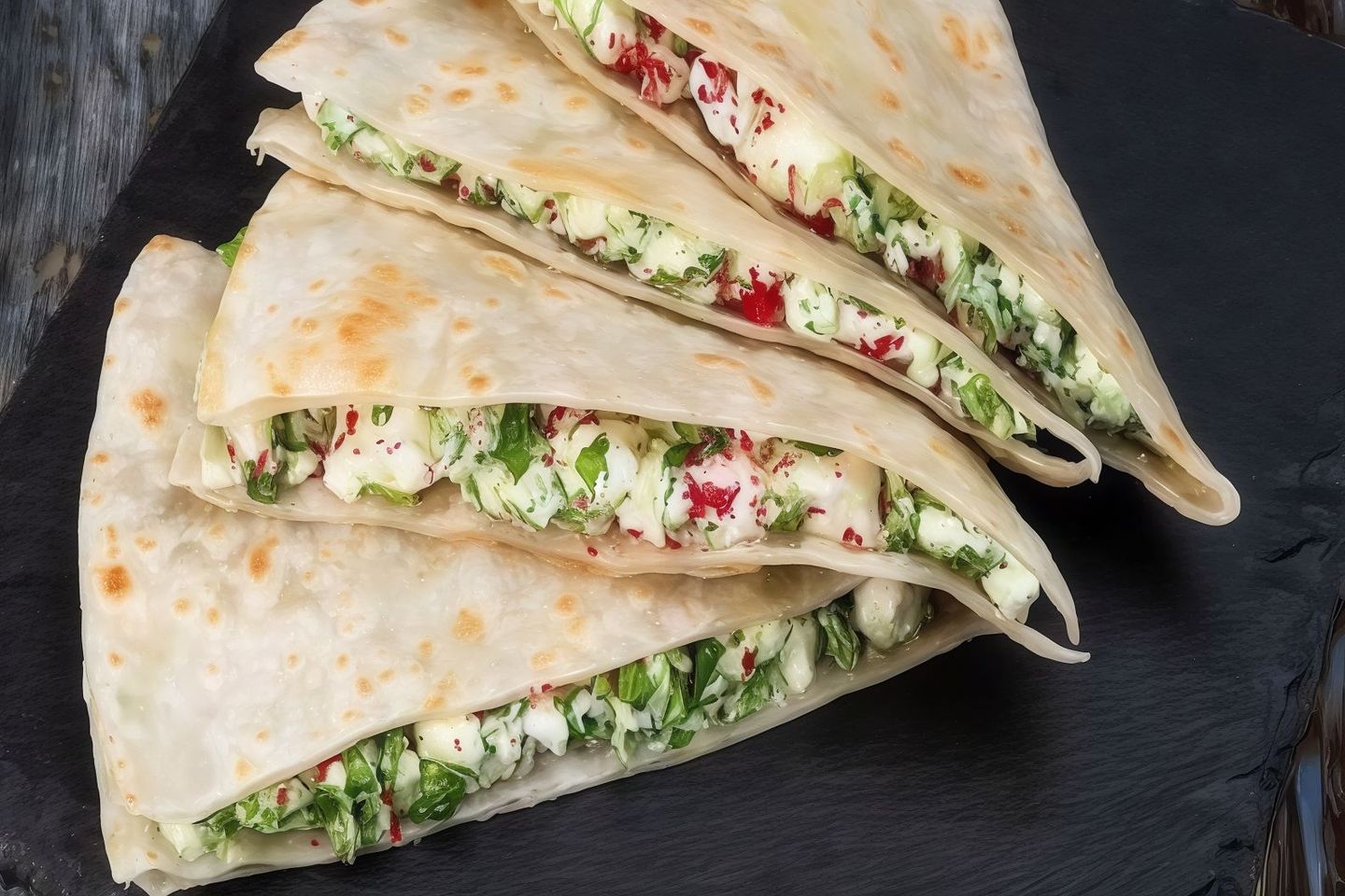 فطيره حلوم بصوص البيستو