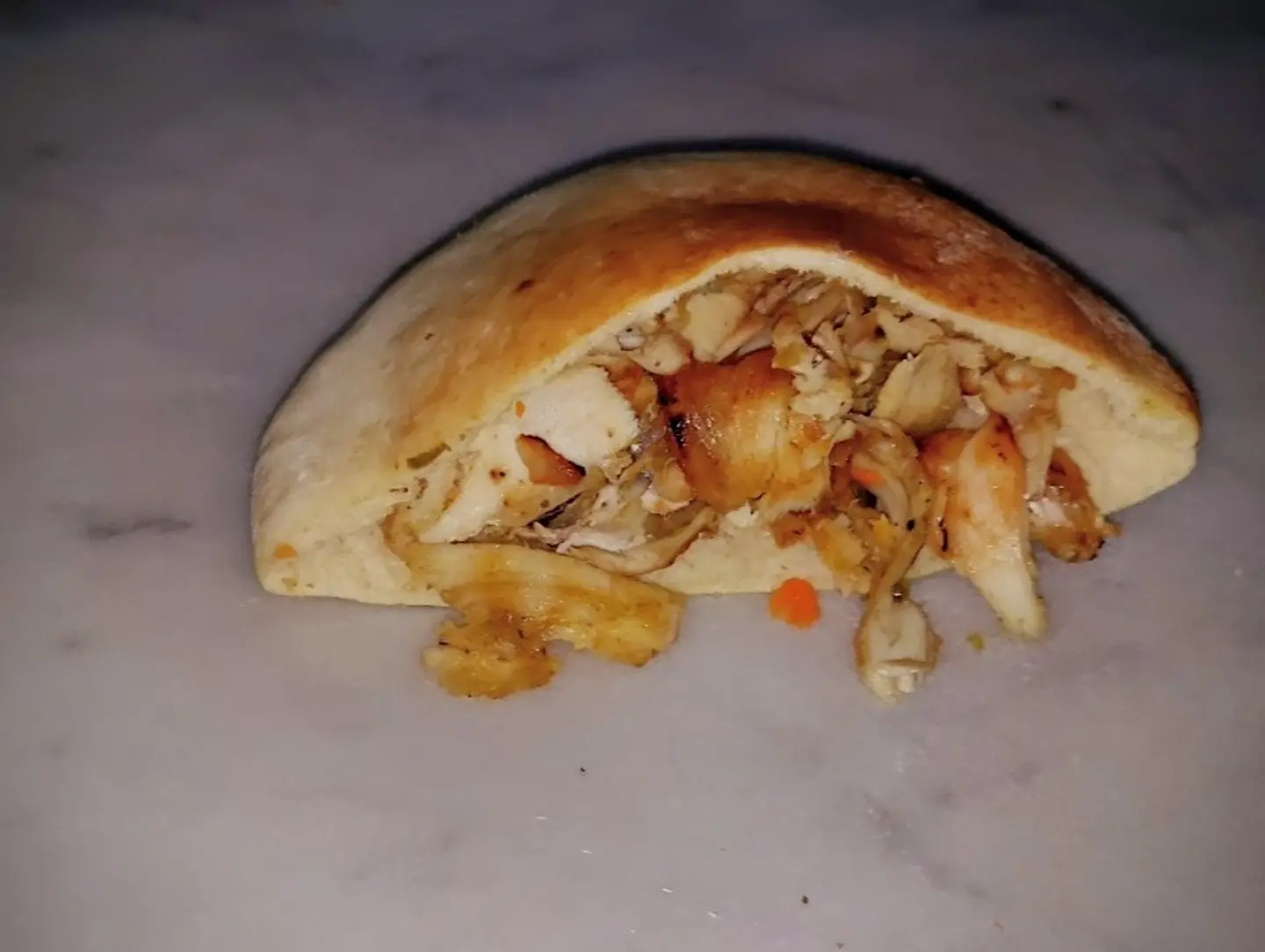 شاورما دجاج على نصف رغيف خبز