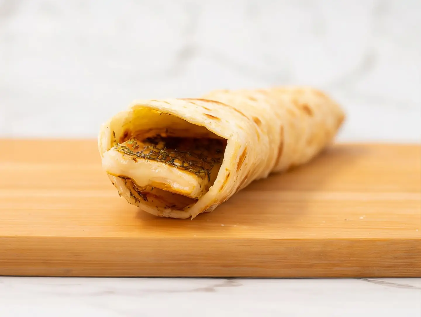 فطيرة حلوم مشوي وزعتر بزيت الزيتون