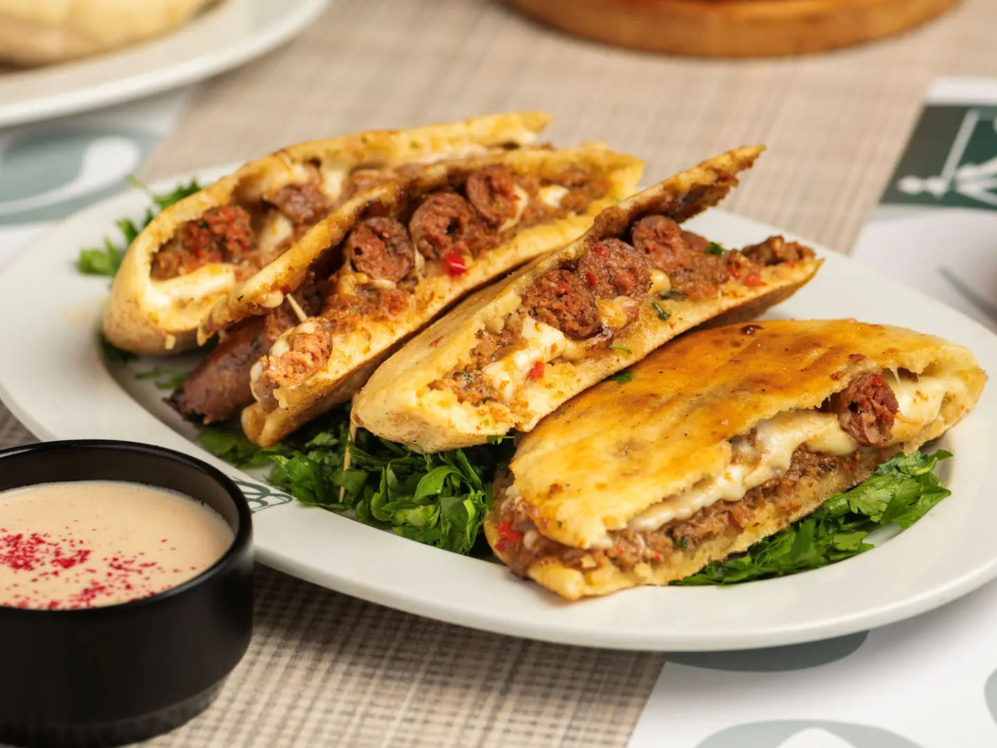 حواوشي سجق بالجبنة