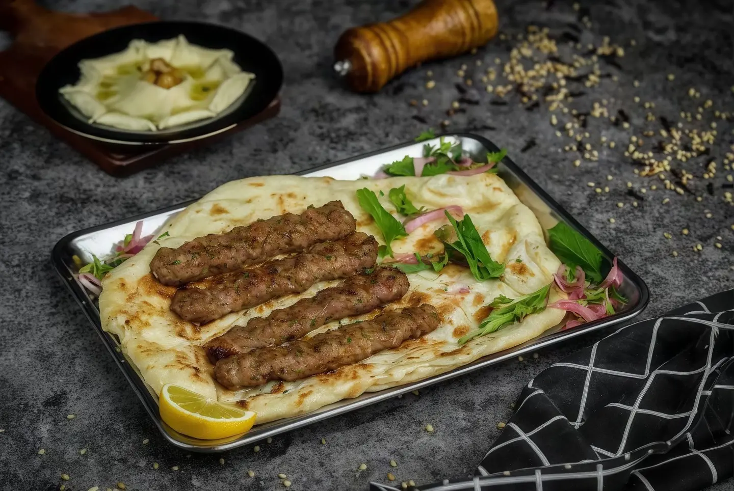 كباب لحم و بطاطس وخبز