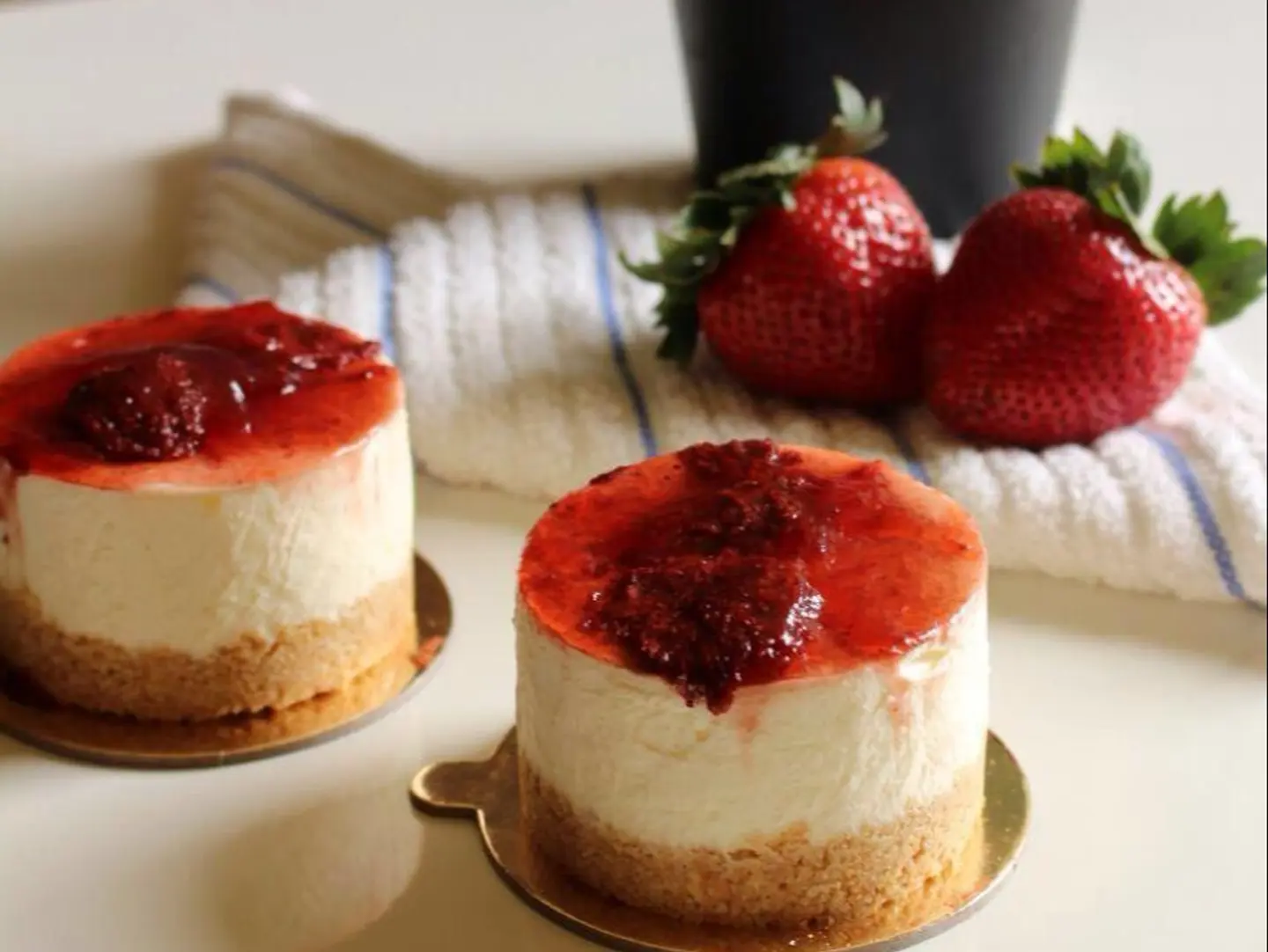 Mini Cheesecake Box 8 Pcs (Berry, Strawberry, Lotus, Pistachio, Nutella)