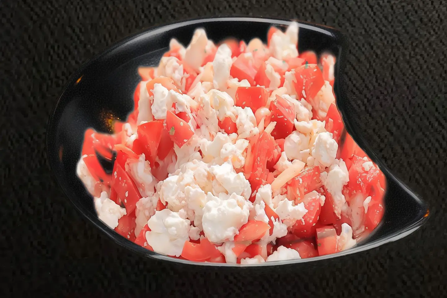 صحن جبنة وطماطم