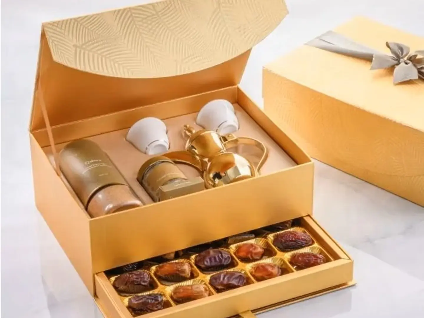 مجموعة القهوة السعوديه مع التمر