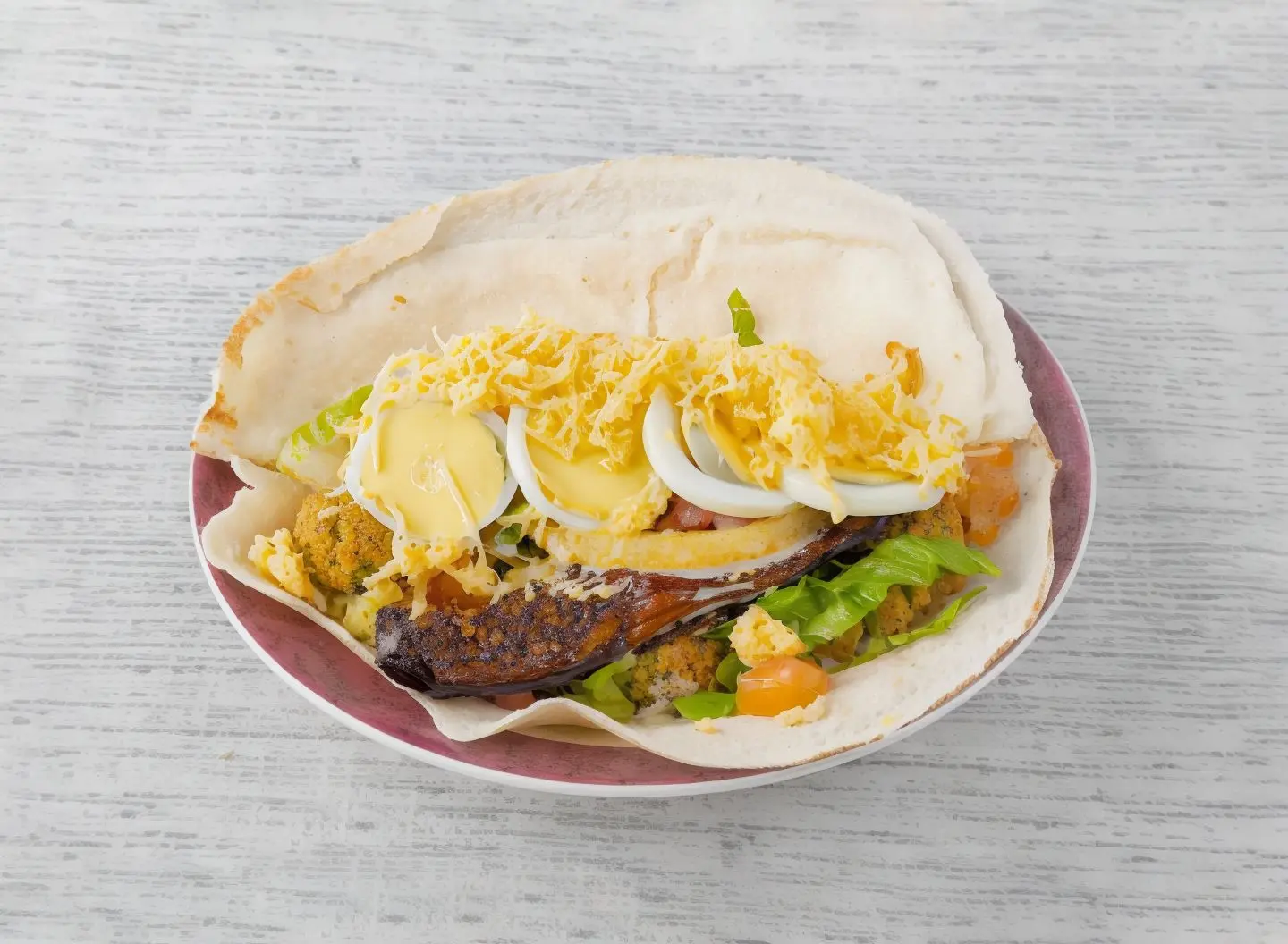 ساندوتش فلافل بالبيض والجبنة