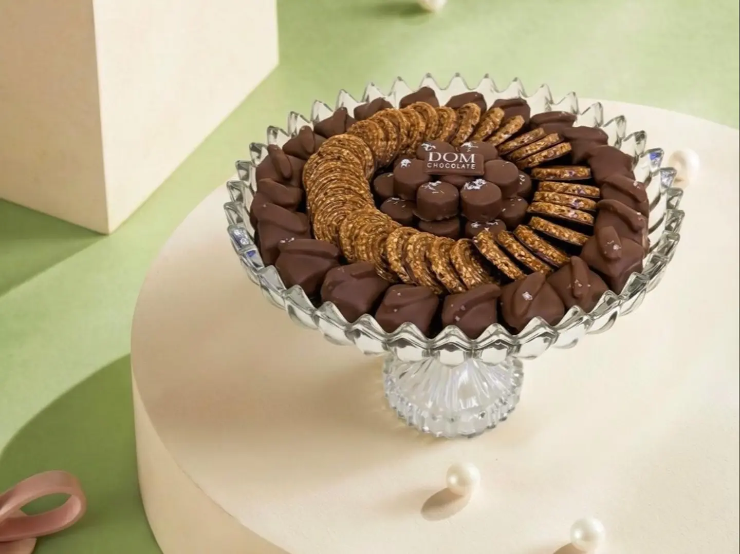 صينية كرستال براوني و سمسم و كيندر بايتس