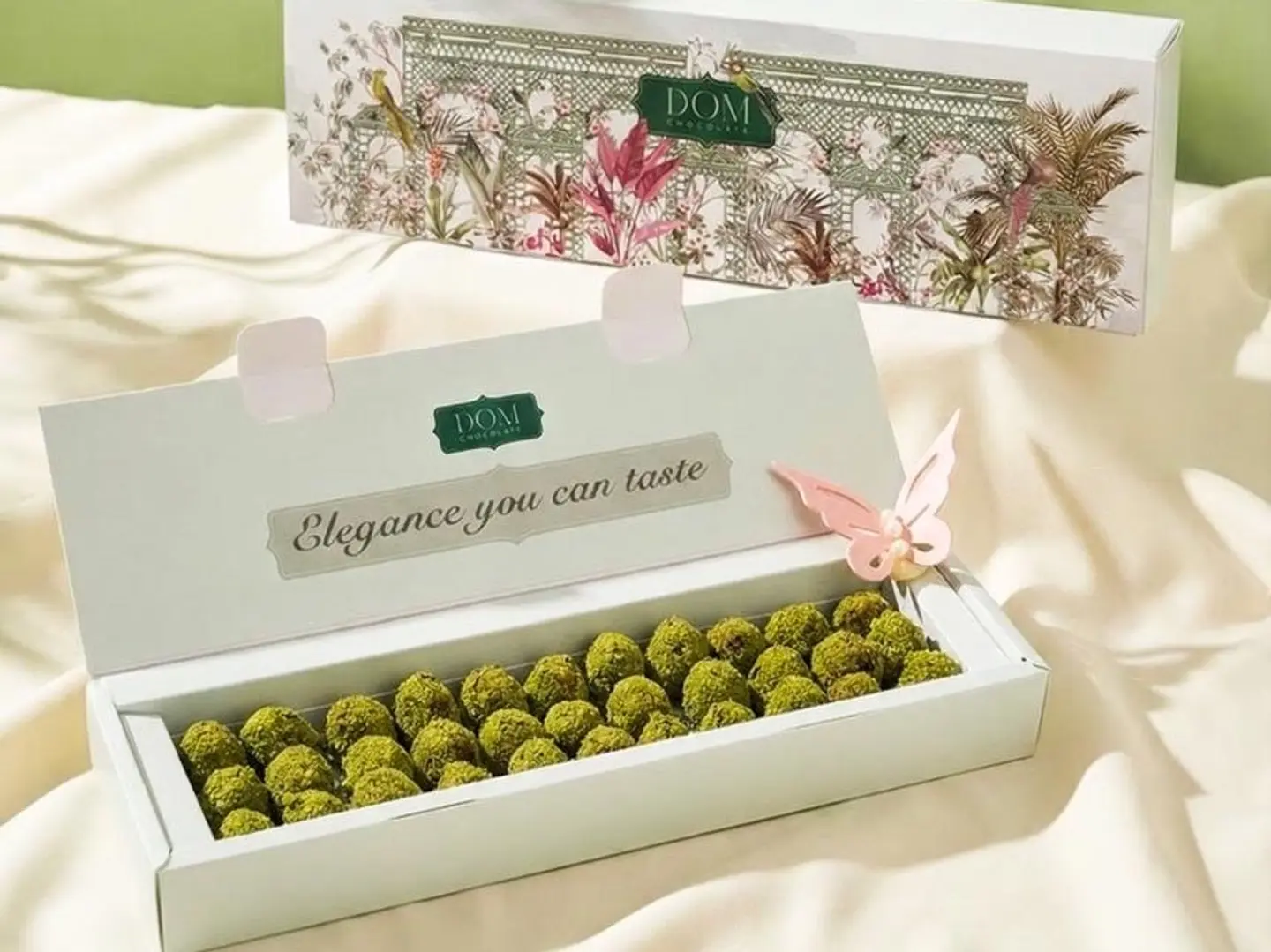 بوكس التمر بالفستق كبير