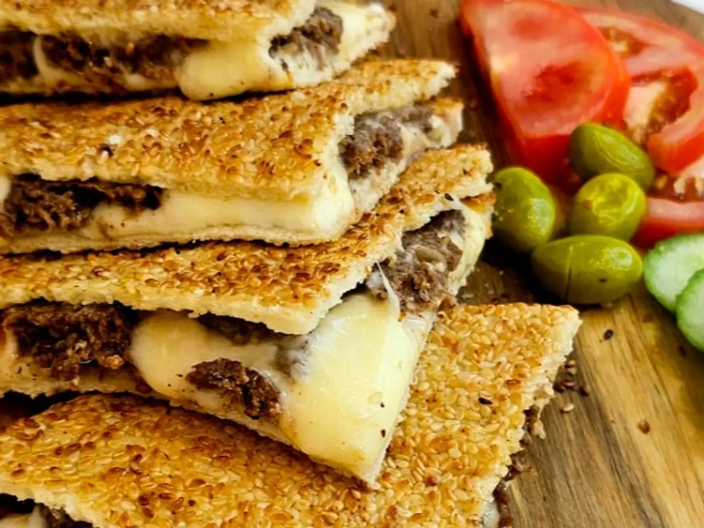سجق و جبنة
