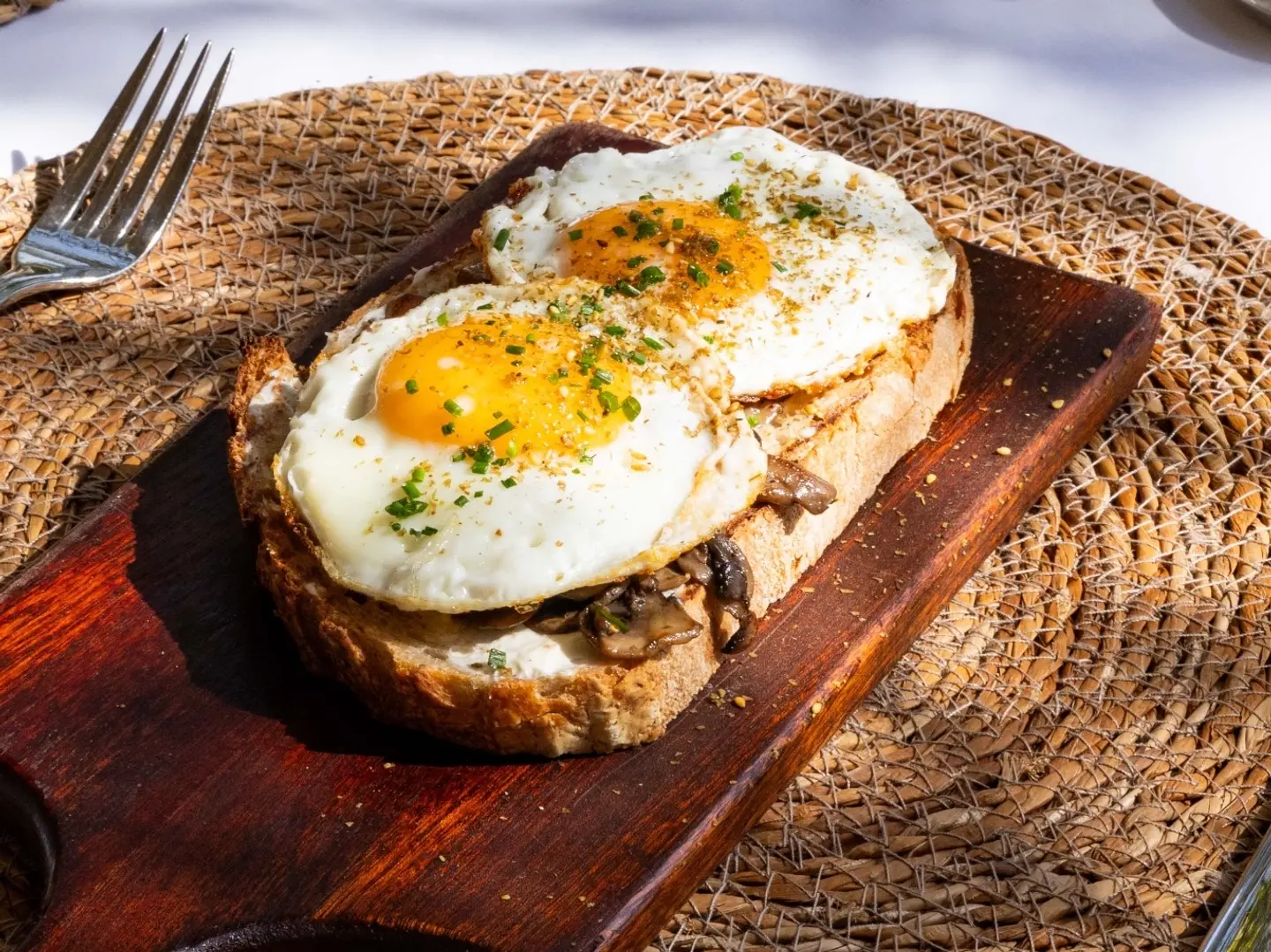 بيض عيون على سوتيه الفطر