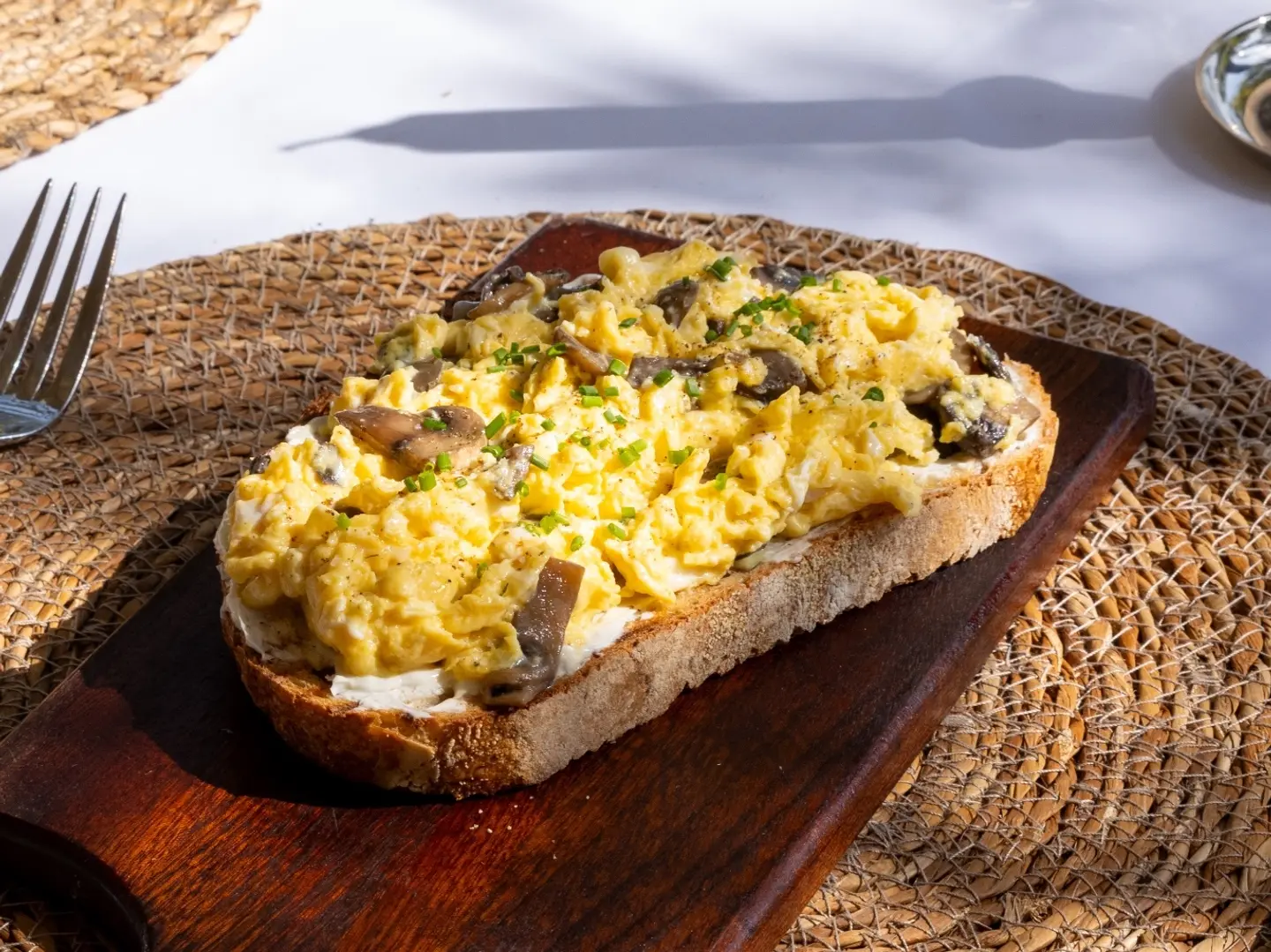 بيض على سوتيه الفطر