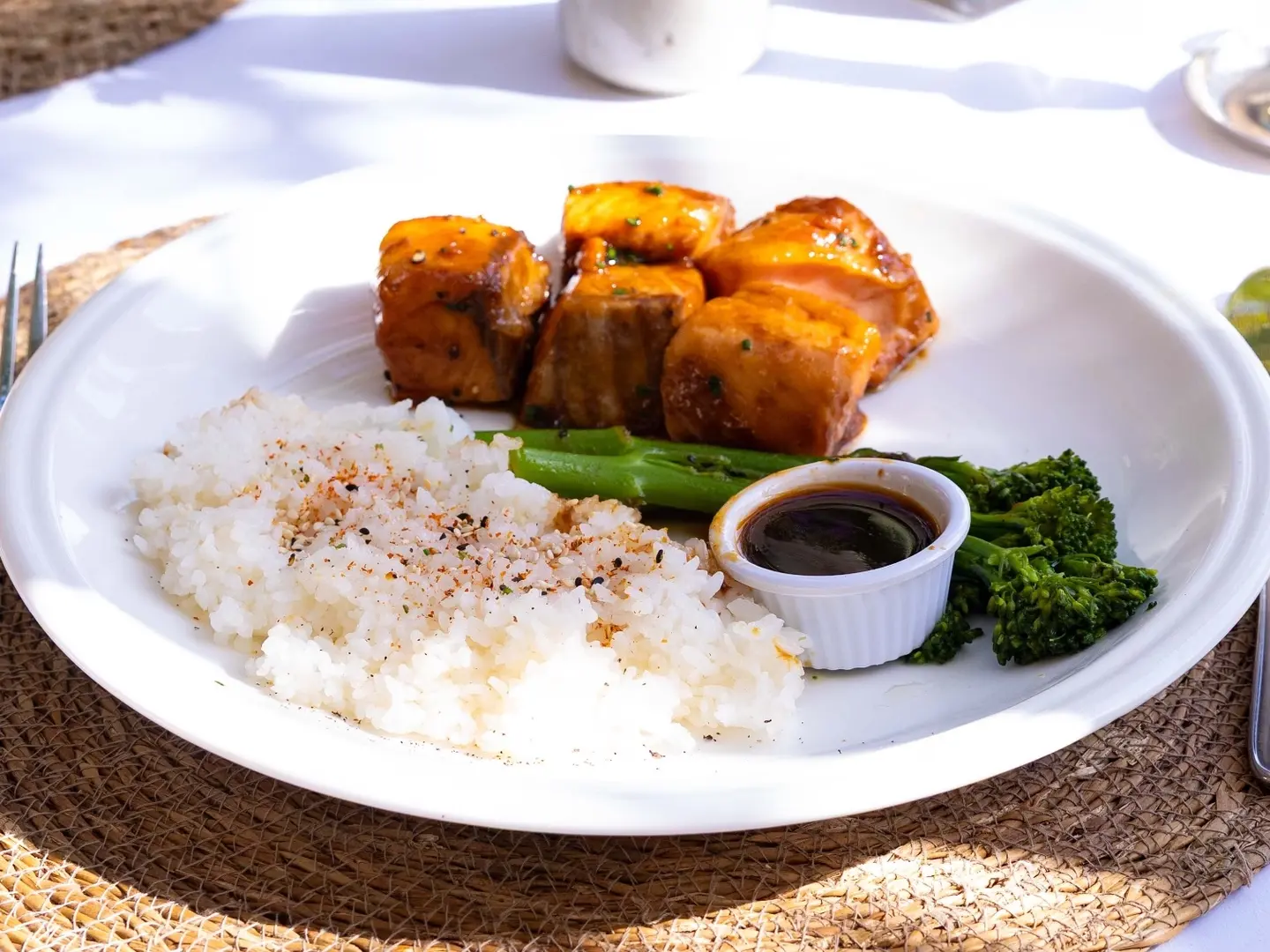 سمك السلمون على الأرز